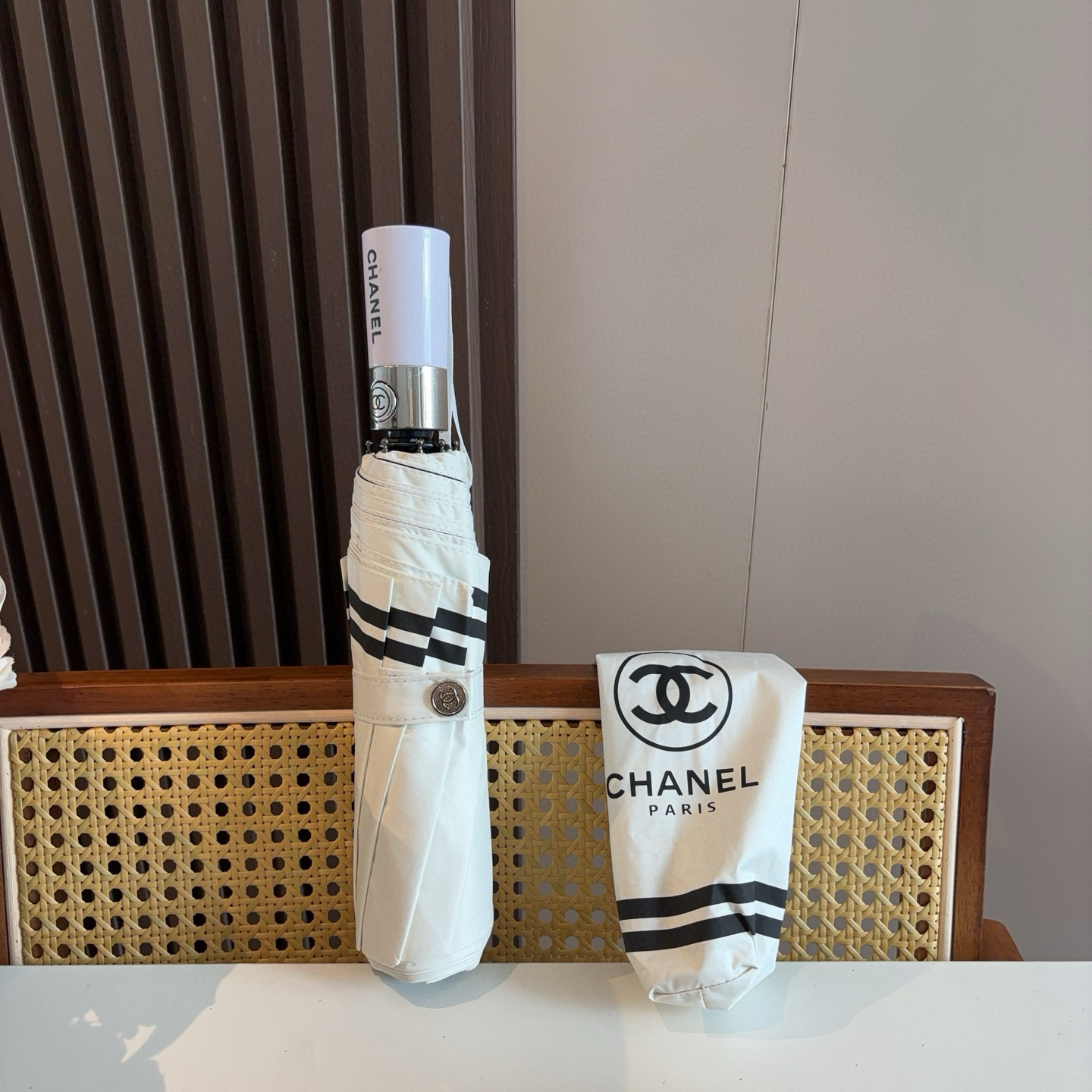  CHANEL（香奈儿）三折自动折叠晴雨伞 集合香奈儿灵魂LOGO为一体的设计风格高雅奢华 带在身上带来