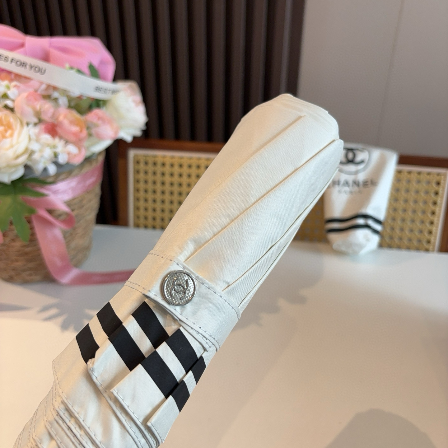  CHANEL（香奈儿）三折自动折叠晴雨伞 集合香奈儿灵魂LOGO为一体的设计风格高雅奢华 带在身上带来