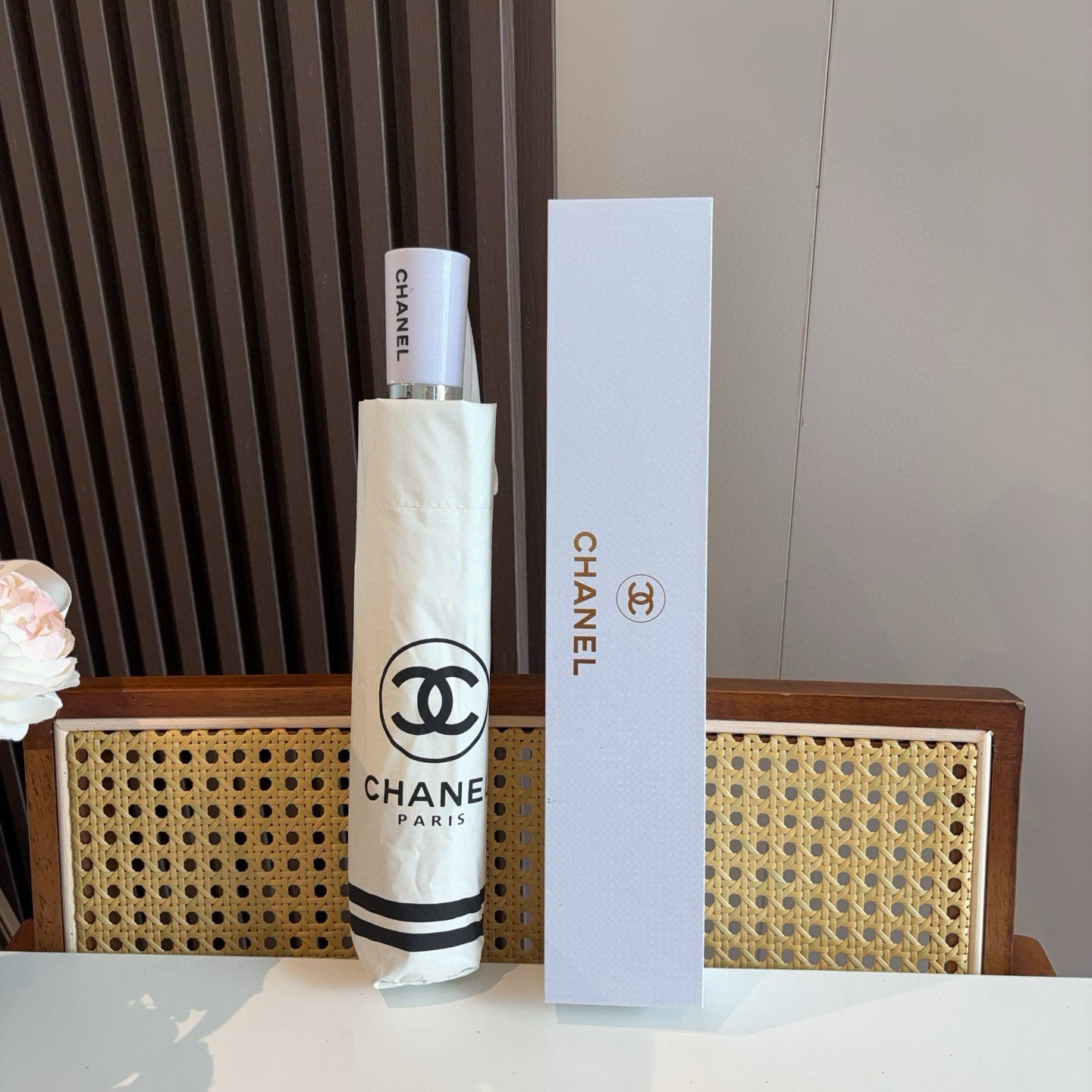  CHANEL（香奈儿）三折自动折叠晴雨伞 集合香奈儿灵魂LOGO为一体的设计风格高雅奢华 带在身上带来