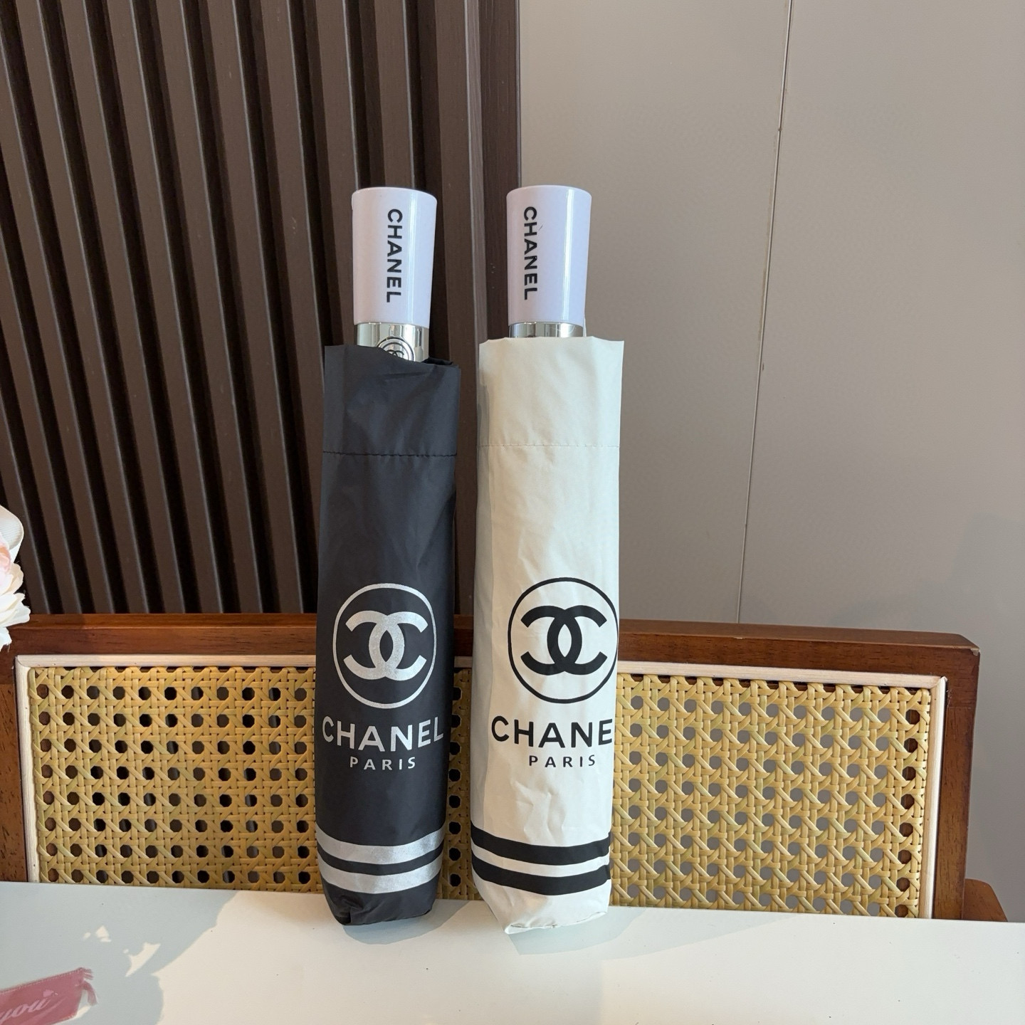  CHANEL（香奈儿）三折自动折叠晴雨伞 集合香奈儿灵魂LOGO为一体的设计风格高雅奢华 带在身上带来