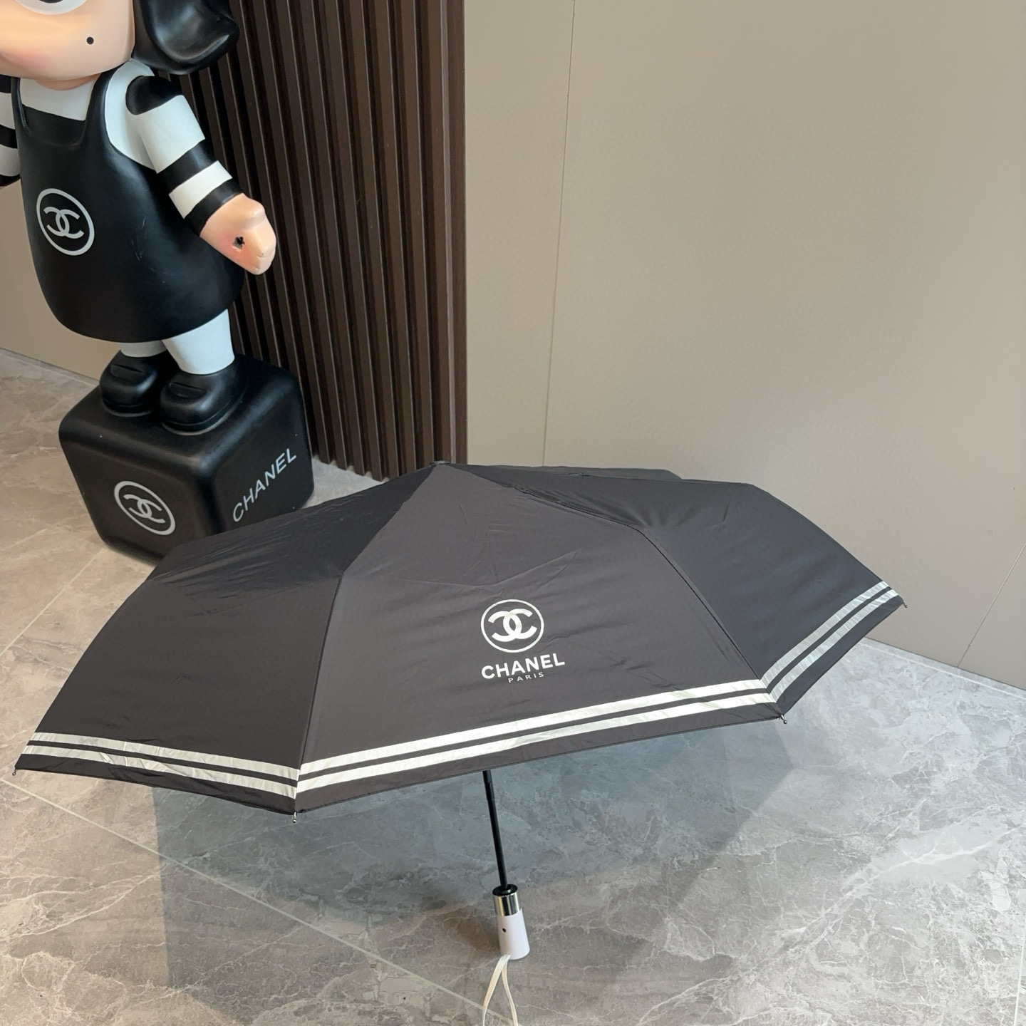  CHANEL（香奈儿）三折自动折叠晴雨伞 集合香奈儿灵魂LOGO为一体的设计风格高雅奢华 带在身上带来
