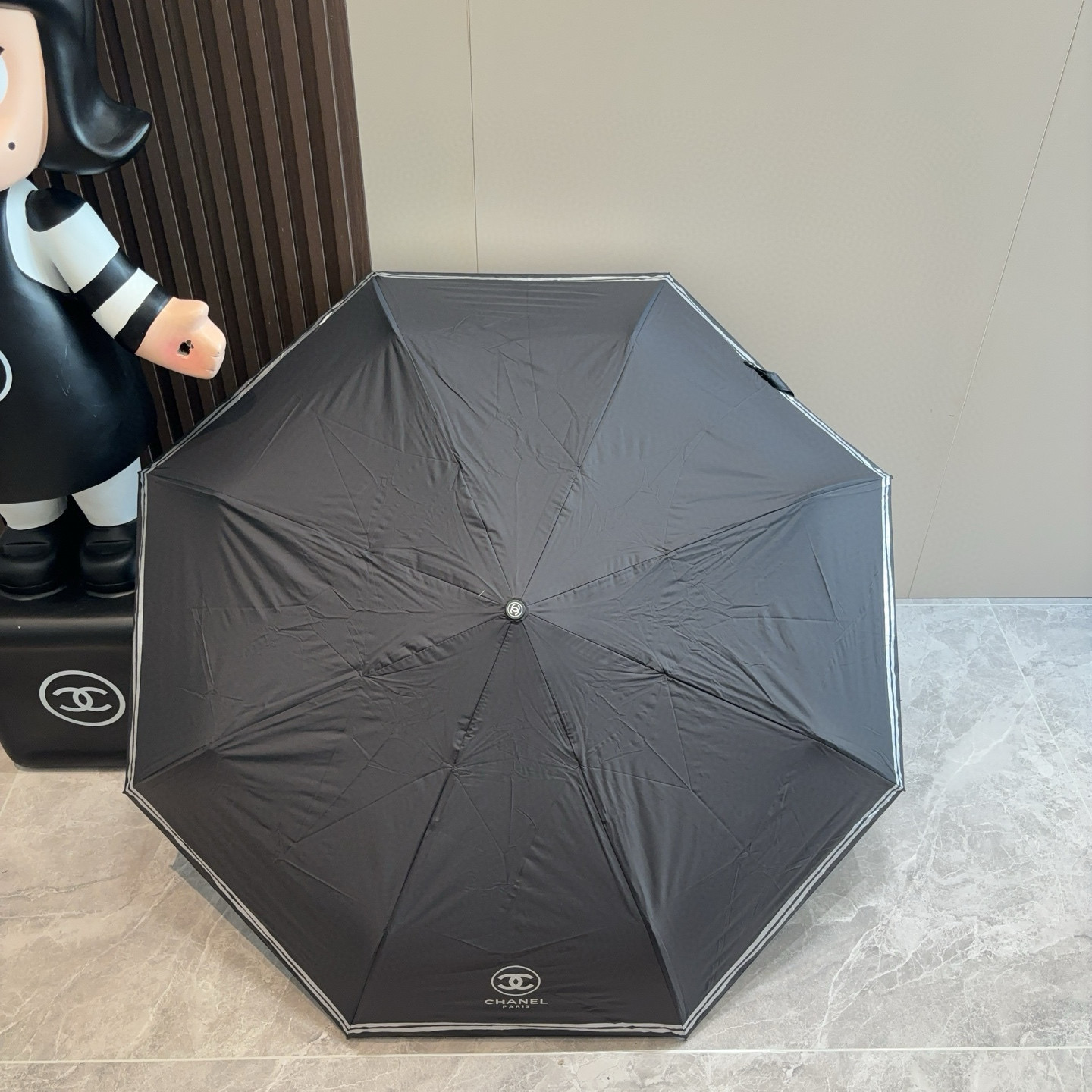  CHANEL（香奈儿）三折自动折叠晴雨伞 集合香奈儿灵魂LOGO为一体的设计风格高雅奢华 带在身上带来