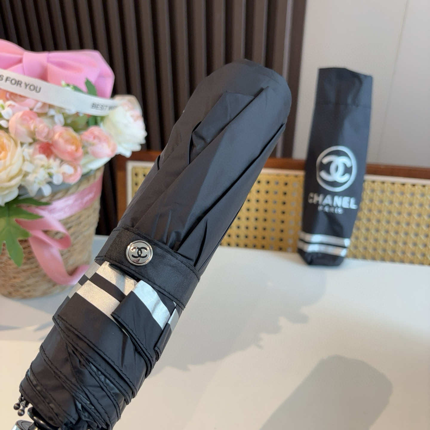  CHANEL（香奈儿）三折自动折叠晴雨伞 集合香奈儿灵魂LOGO为一体的设计风格高雅奢华 带在身上带来