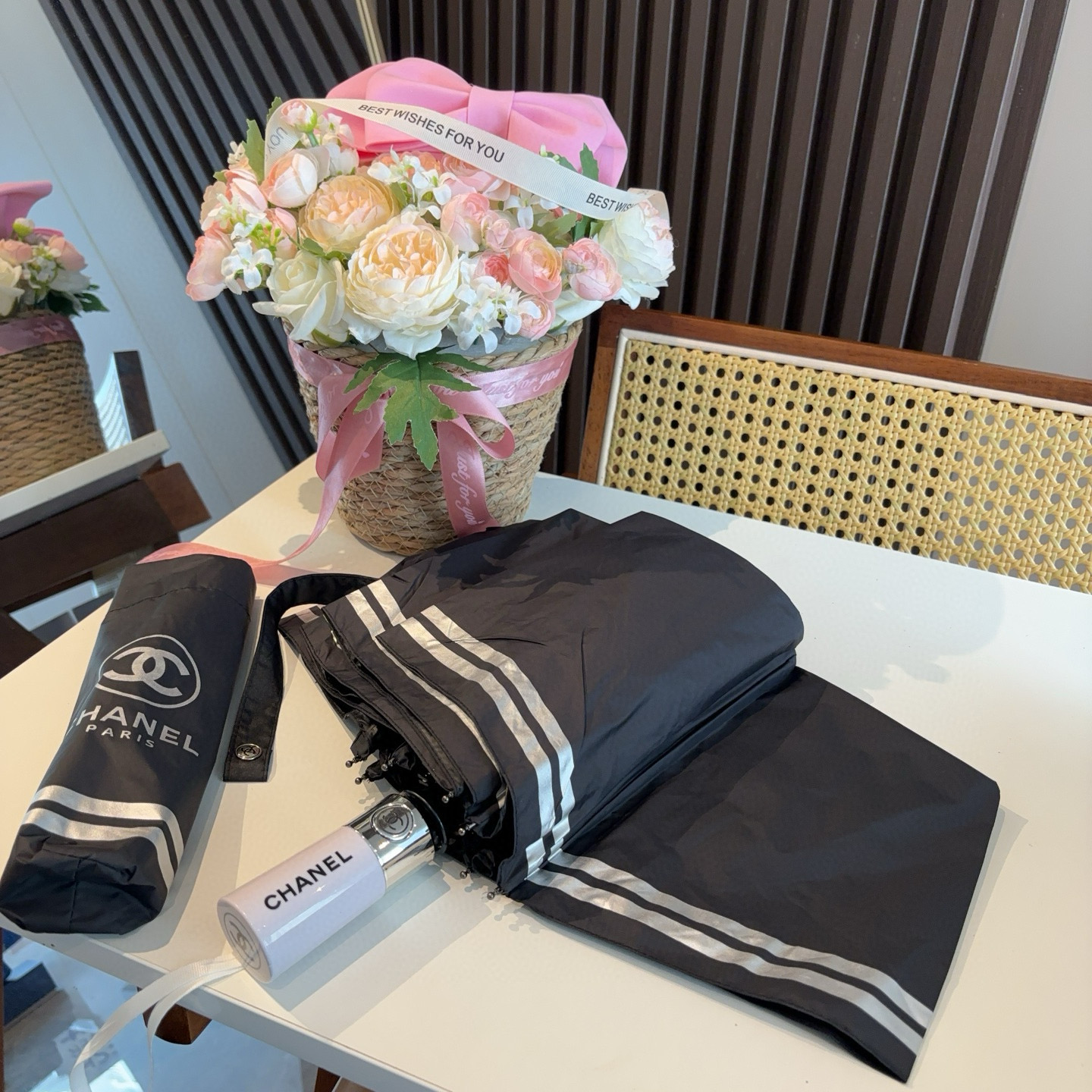  CHANEL（香奈儿）三折自动折叠晴雨伞 集合香奈儿灵魂LOGO为一体的设计风格高雅奢华 带在身上带来