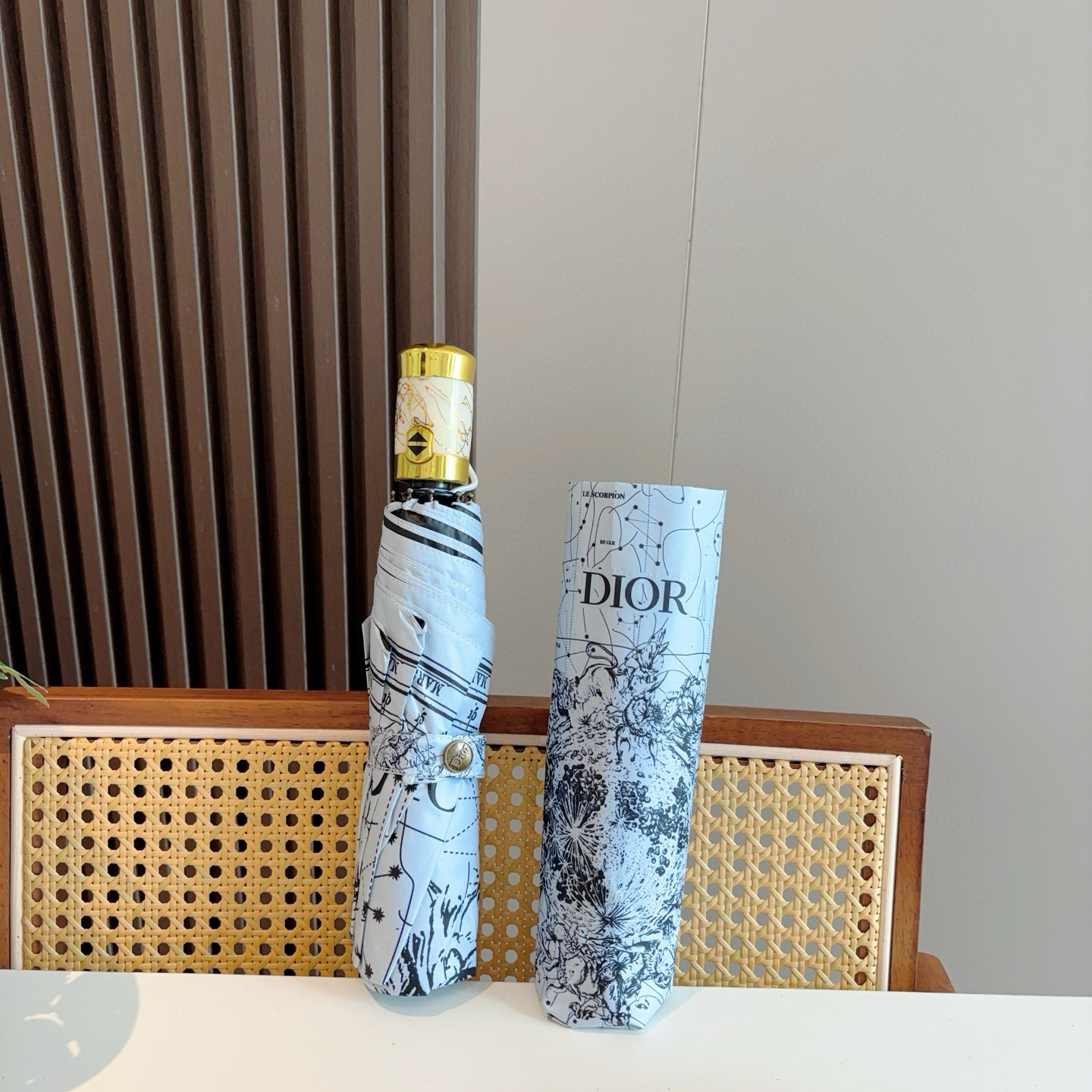  DIOR（迪奥）三折自动折叠晴雨伞  时尚原单代工品质 细节精致 看得见的品质 打破一成不变 色泽纯正