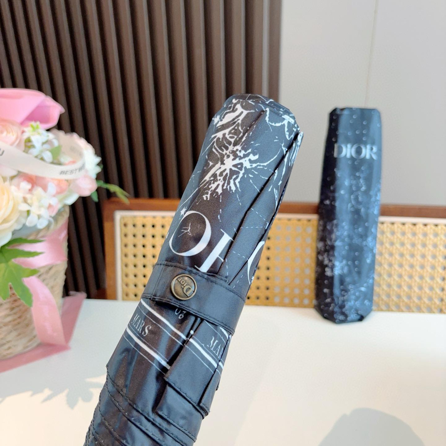  DIOR（迪奥）三折自动折叠晴雨伞  时尚原单代工品质 细节精致 看得见的品质 打破一成不变 色泽纯正