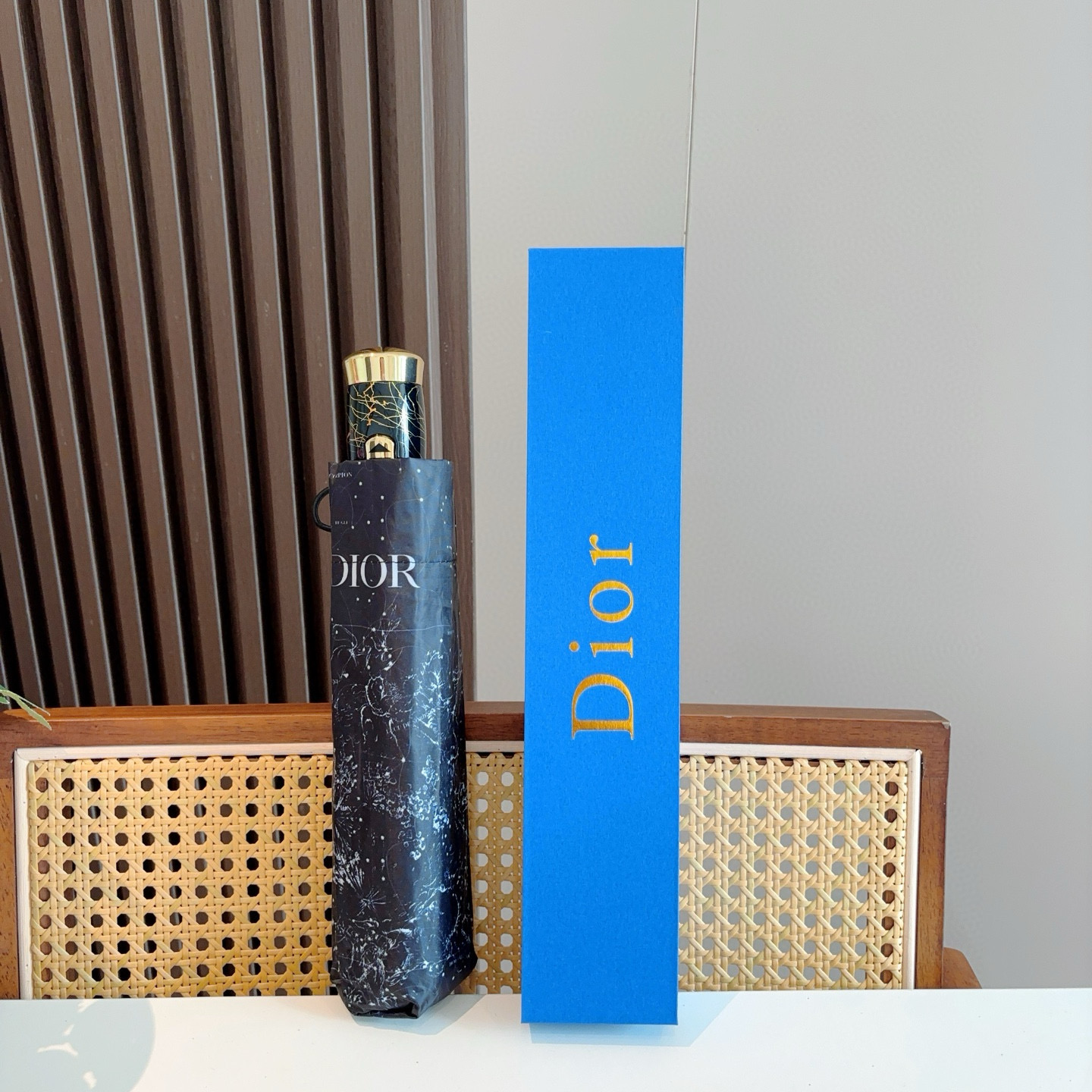  DIOR（迪奥）三折自动折叠晴雨伞  时尚原单代工品质 细节精致 看得见的品质 打破一成不变 色泽纯正