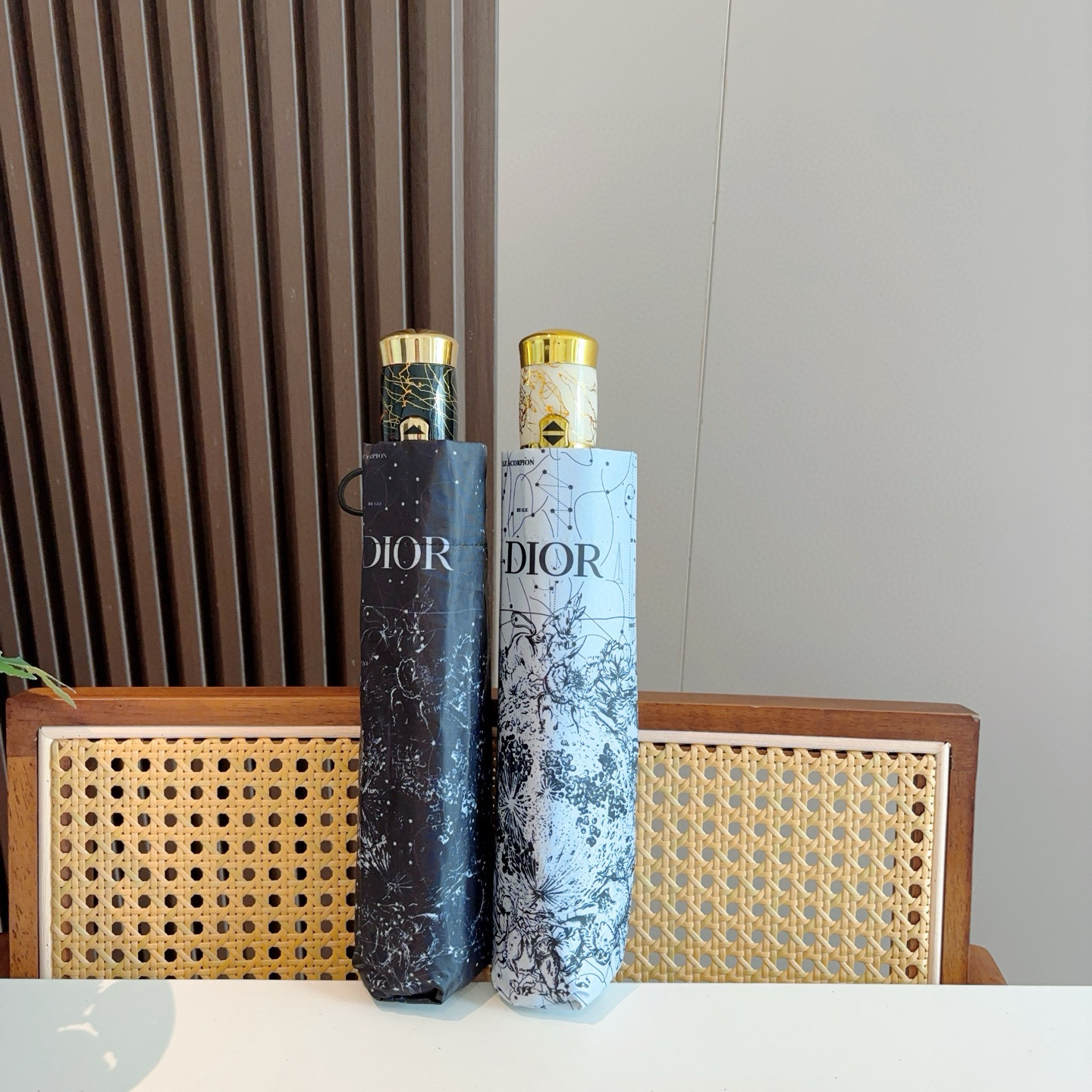  DIOR（迪奥）三折自动折叠晴雨伞  时尚原单代工品质 细节精致 看得见的品质 打破一成不变 色泽纯正