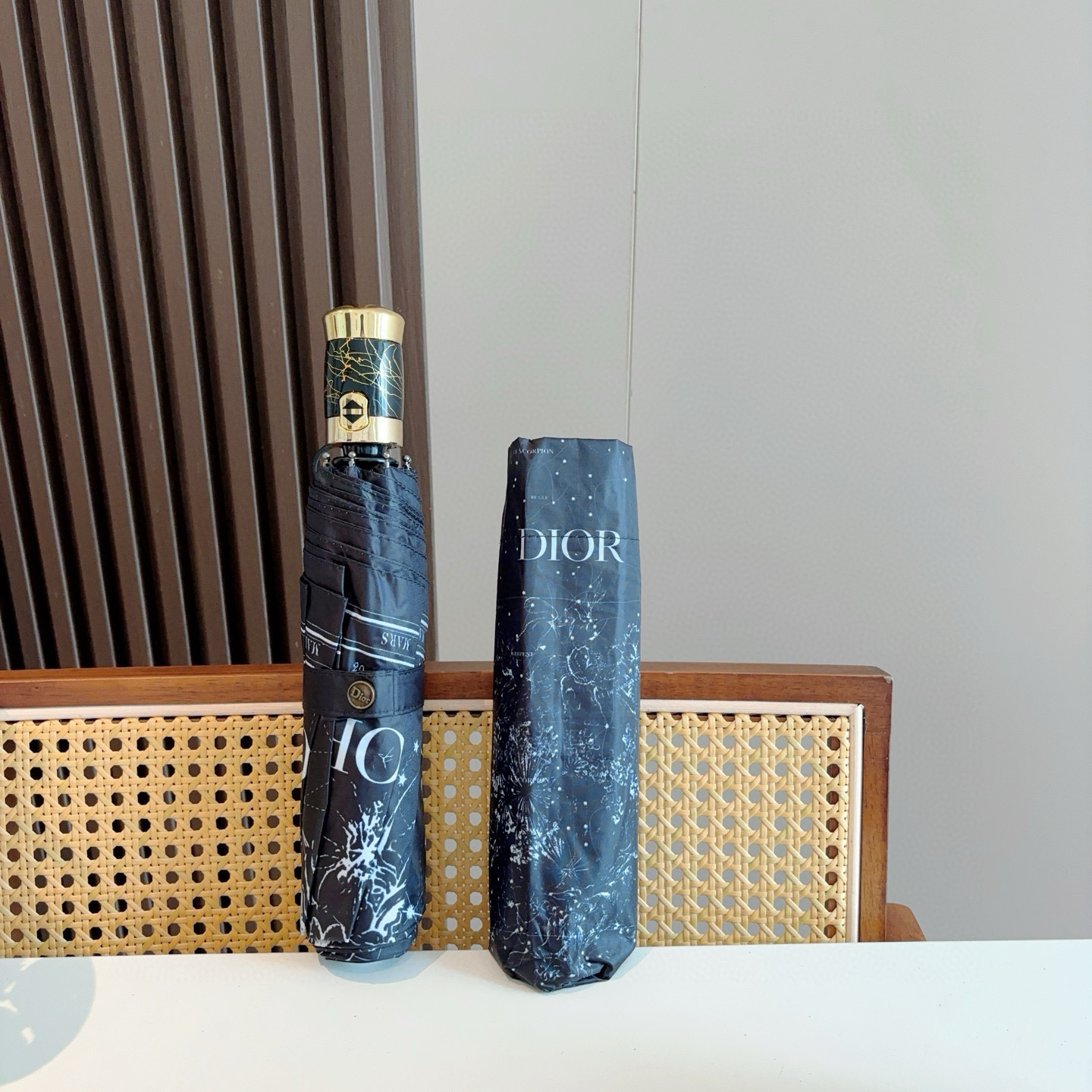  DIOR（迪奥）三折自动折叠晴雨伞  时尚原单代工品质 细节精致 看得见的品质 打破一成不变 色泽纯正