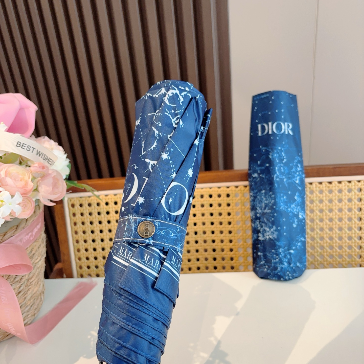  DIOR（迪奥）三折自动折叠晴雨伞  时尚原单代工品质 细节精致 看得见的品质 打破一成不变 色泽纯正