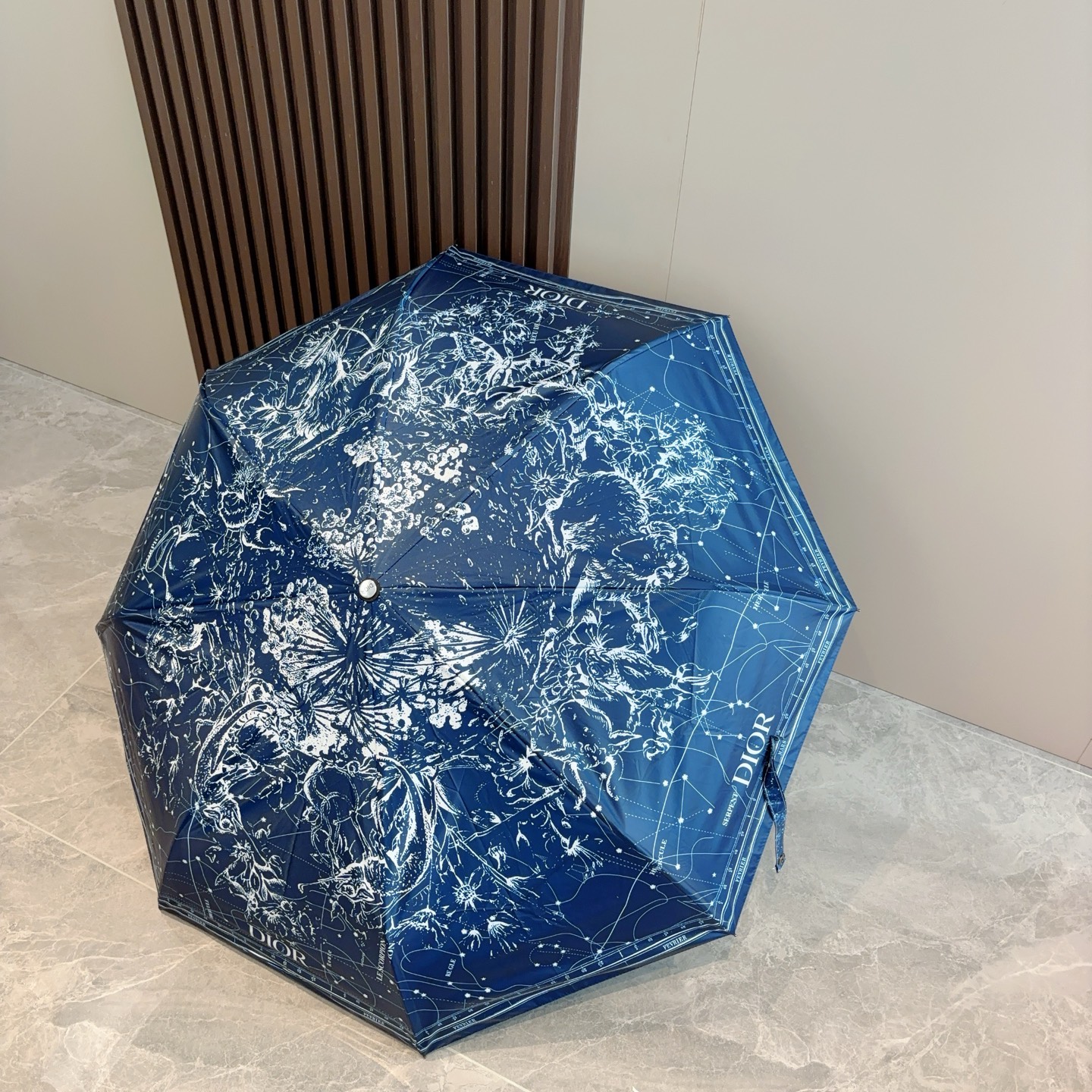  DIOR（迪奥）三折自动折叠晴雨伞  时尚原单代工品质 细节精致 看得见的品质 打破一成不变 色泽纯正