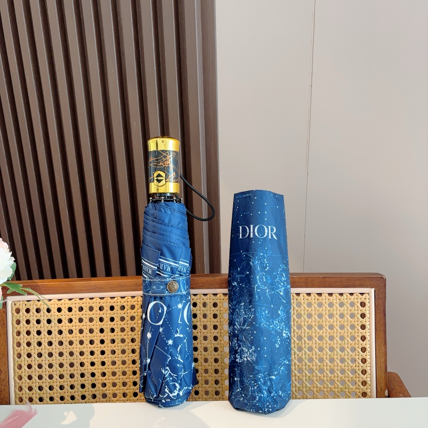  DIOR（迪奥）三折自动折叠晴雨伞  时尚原单代工品质 细节精致 看得见的品质 打破一成不变 色泽纯正