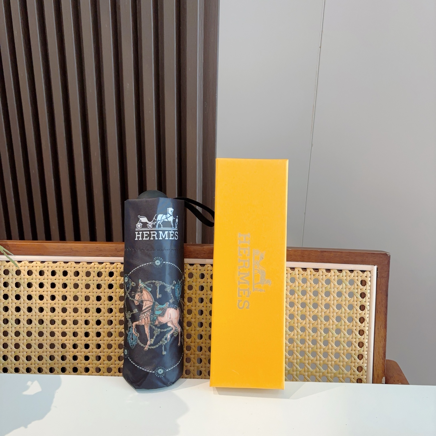 HERMÈS (爱马仕)新款 五折伞 热卖款 时尚指数爆表 不论晴天雨天使用都相得益彰 拥有它感受风从身