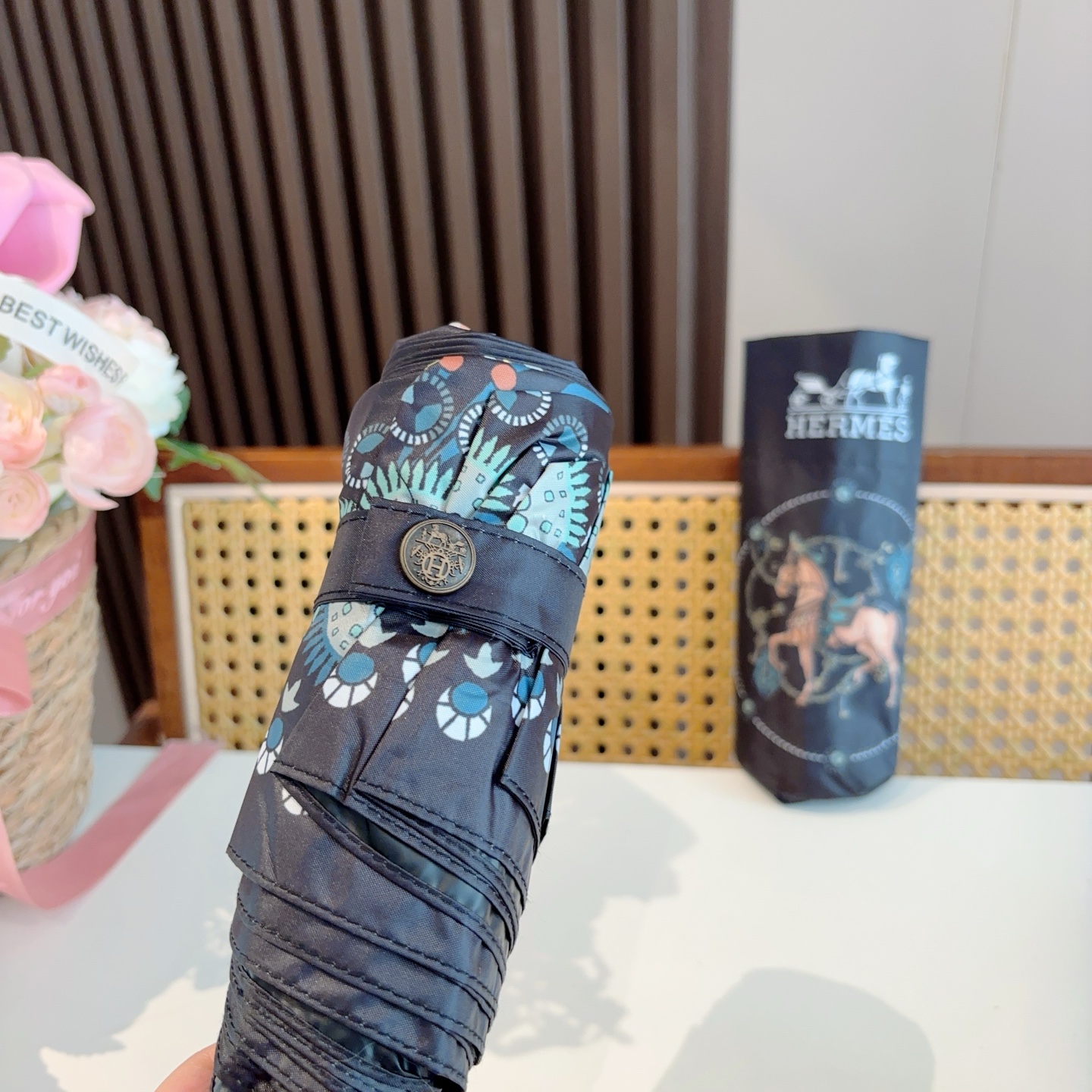 HERMÈS (爱马仕)新款 五折伞 热卖款 时尚指数爆表 不论晴天雨天使用都相得益彰 拥有它感受风从身