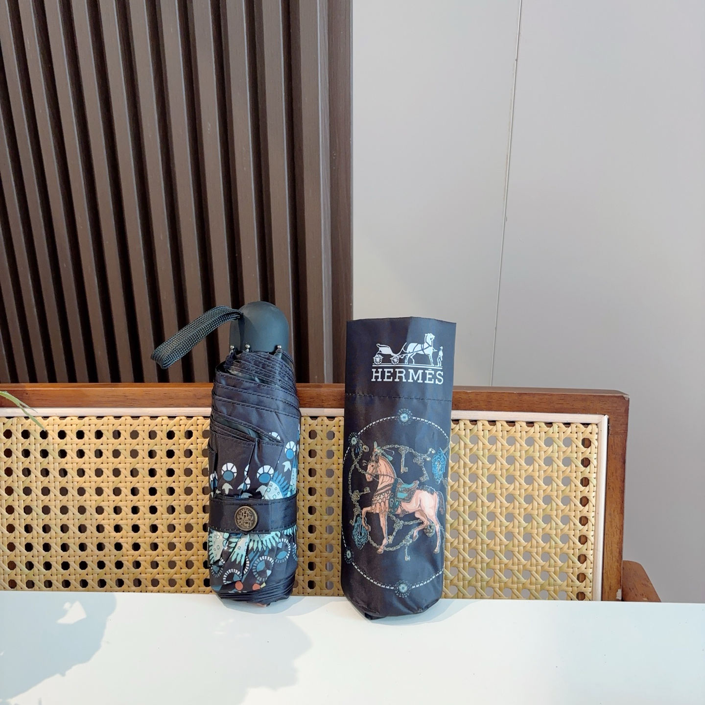 HERMÈS (爱马仕)新款 五折伞 热卖款 时尚指数爆表 不论晴天雨天使用都相得益彰 拥有它感受风从身