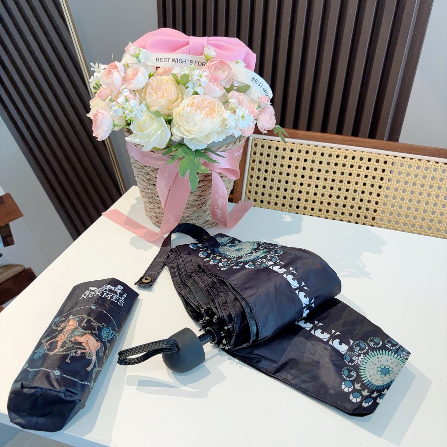 HERMÈS (爱马仕)新款 五折伞 热卖款 时尚指数爆表 不论晴天雨天使用都相得益彰 拥有它感受风从身
