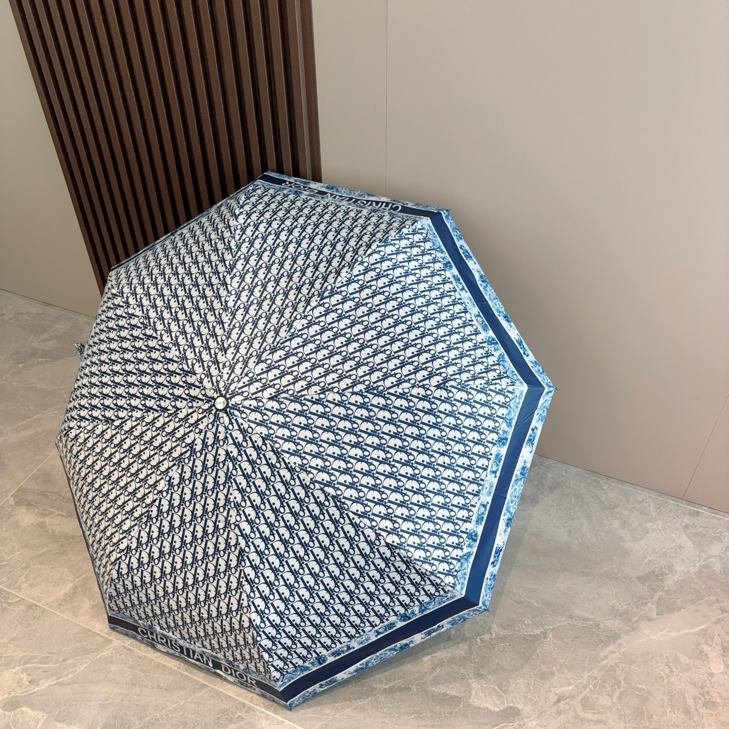  DIOR（迪奥）三折自动折叠晴雨伞  时尚原单代工品质 细节精致 看得见的品质 打破一成不变 色泽纯正