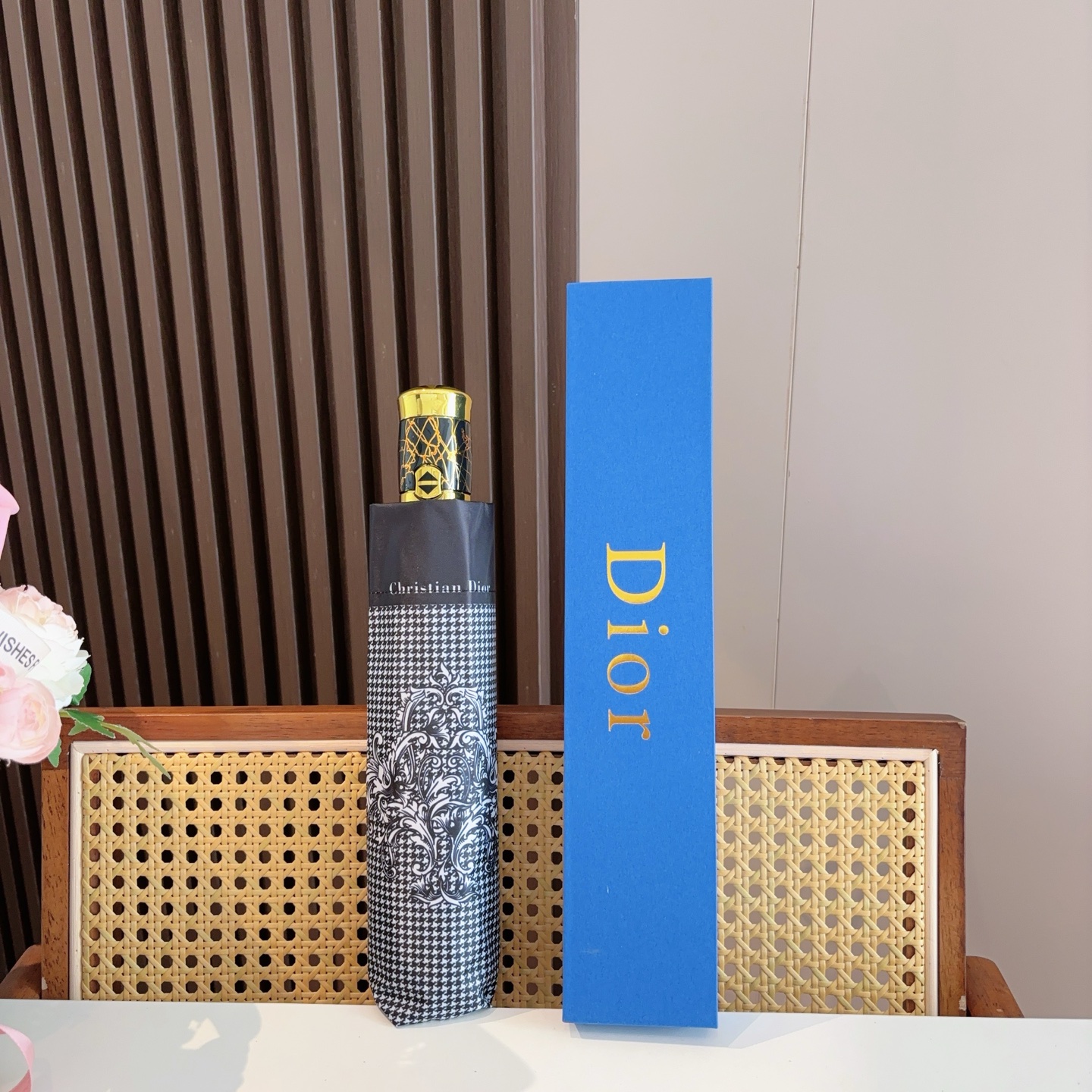  DIOR（迪奥）三折自动折叠晴雨伞  时尚原单代工品质 细节精致 看得见的品质 打破一成不变 色泽纯正