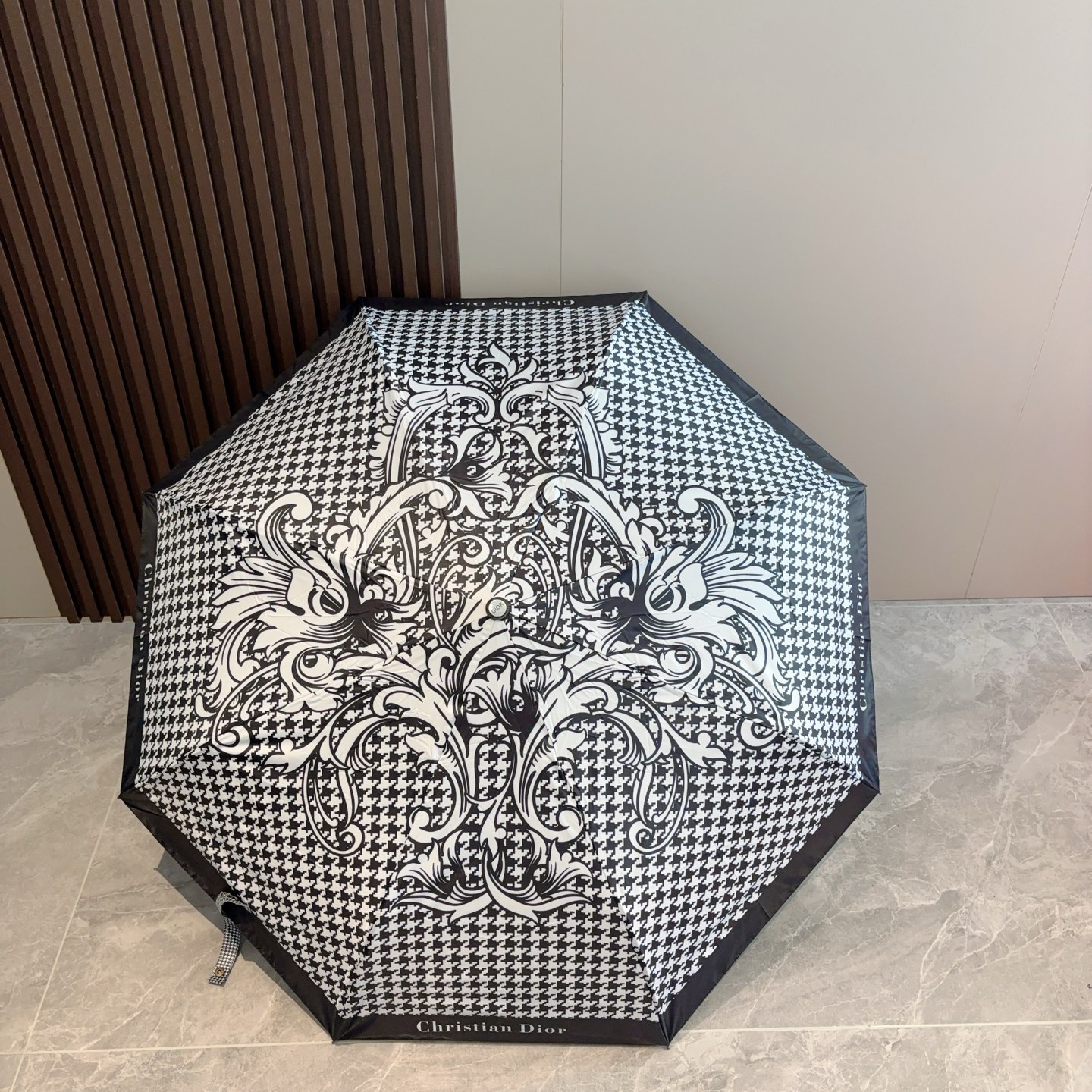  DIOR（迪奥）三折自动折叠晴雨伞  时尚原单代工品质 细节精致 看得见的品质 打破一成不变 色泽纯正