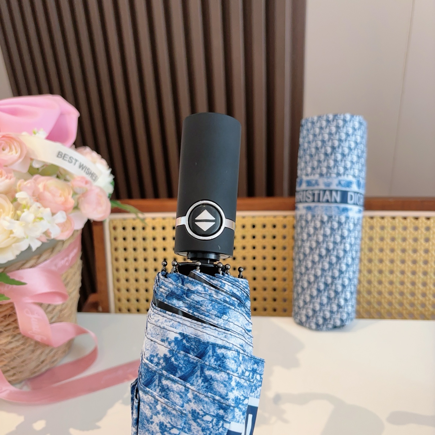  DIOR（迪奥）三折自动折叠晴雨伞  时尚原单代工品质 细节精致 看得见的品质 打破一成不变 色泽纯正