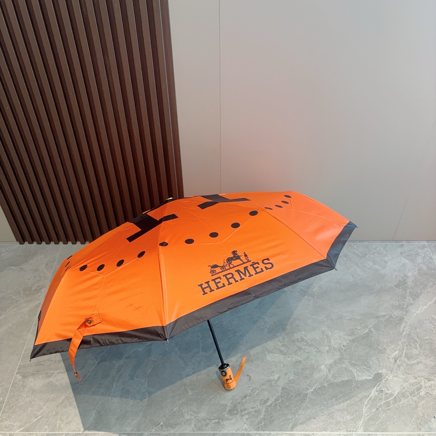     爱马仕（Hermès） 极品H家三折自动伞重磅呈现 以其精湛的工艺技术和源源不断的想像力 新涂层