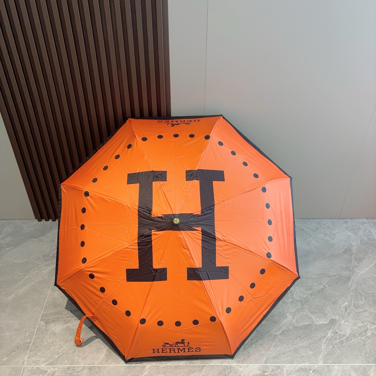     爱马仕（Hermès） 极品H家三折自动伞重磅呈现 以其精湛的工艺技术和源源不断的想像力 新涂层