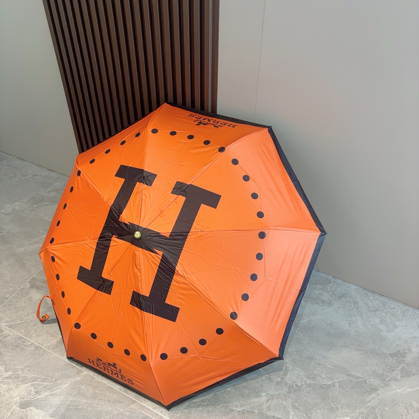     爱马仕（Hermès） 极品H家三折自动伞重磅呈现 以其精湛的工艺技术和源源不断的想像力 新涂层