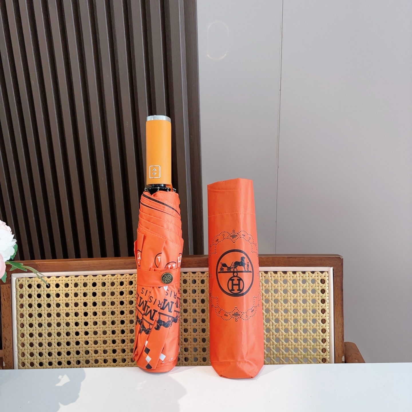     爱马仕（Hermès） 极品H家三折自动伞重磅呈现 以其精湛的工艺技术和源源不断的想像力 新涂层