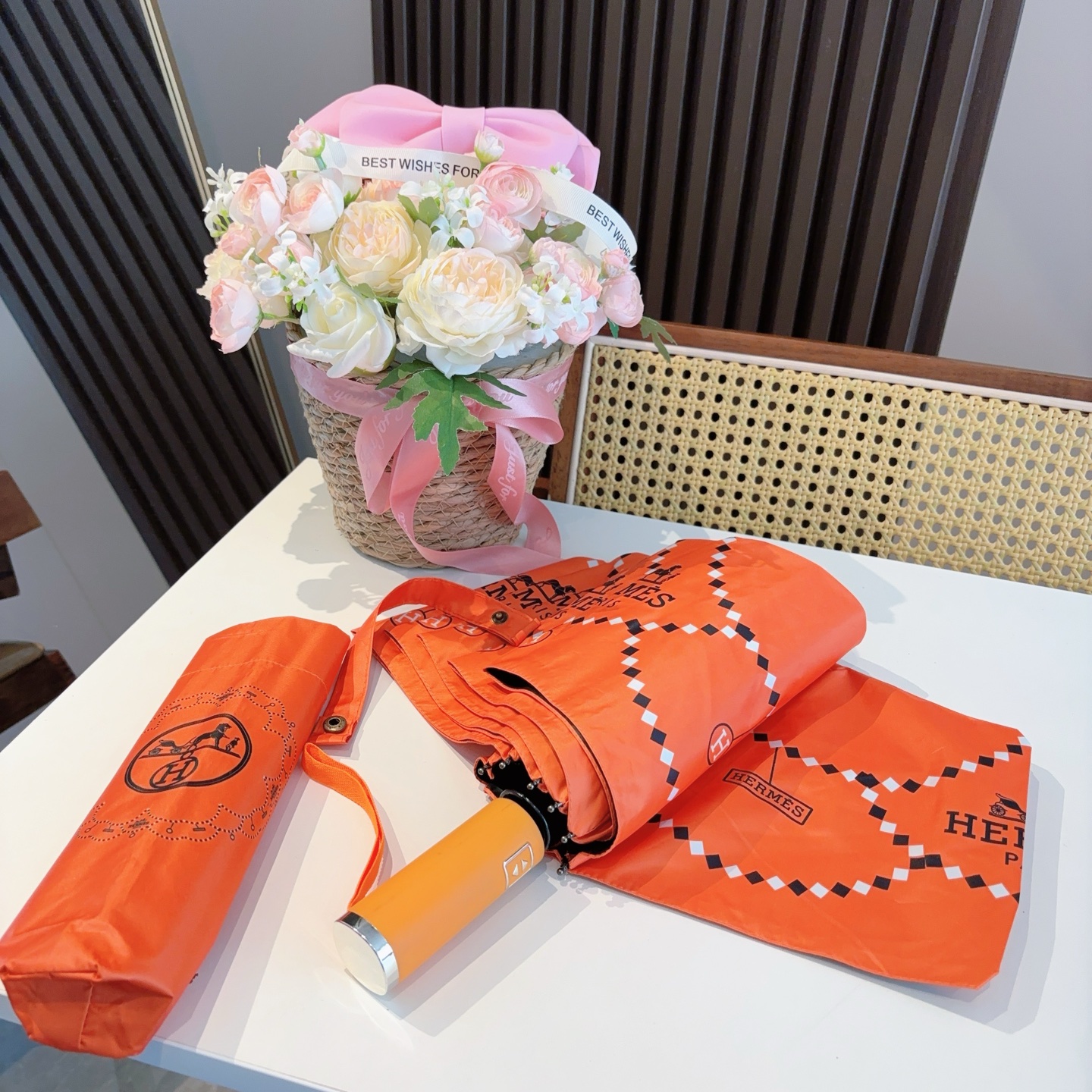     爱马仕（Hermès） 极品H家三折自动伞重磅呈现 以其精湛的工艺技术和源源不断的想像力 新涂层