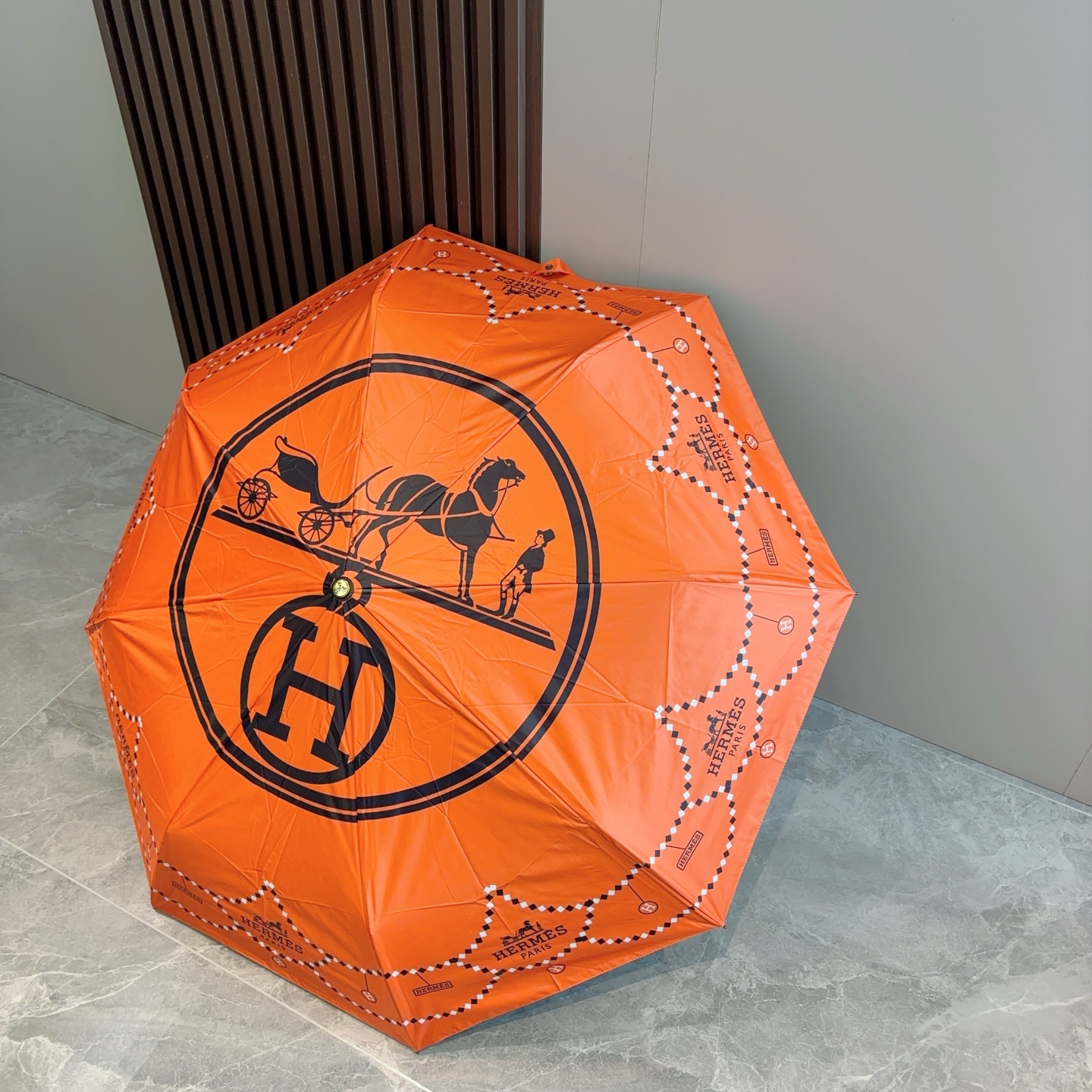    爱马仕（Hermès） 极品H家三折自动伞重磅呈现 以其精湛的工艺技术和源源不断的想像力 新涂层
