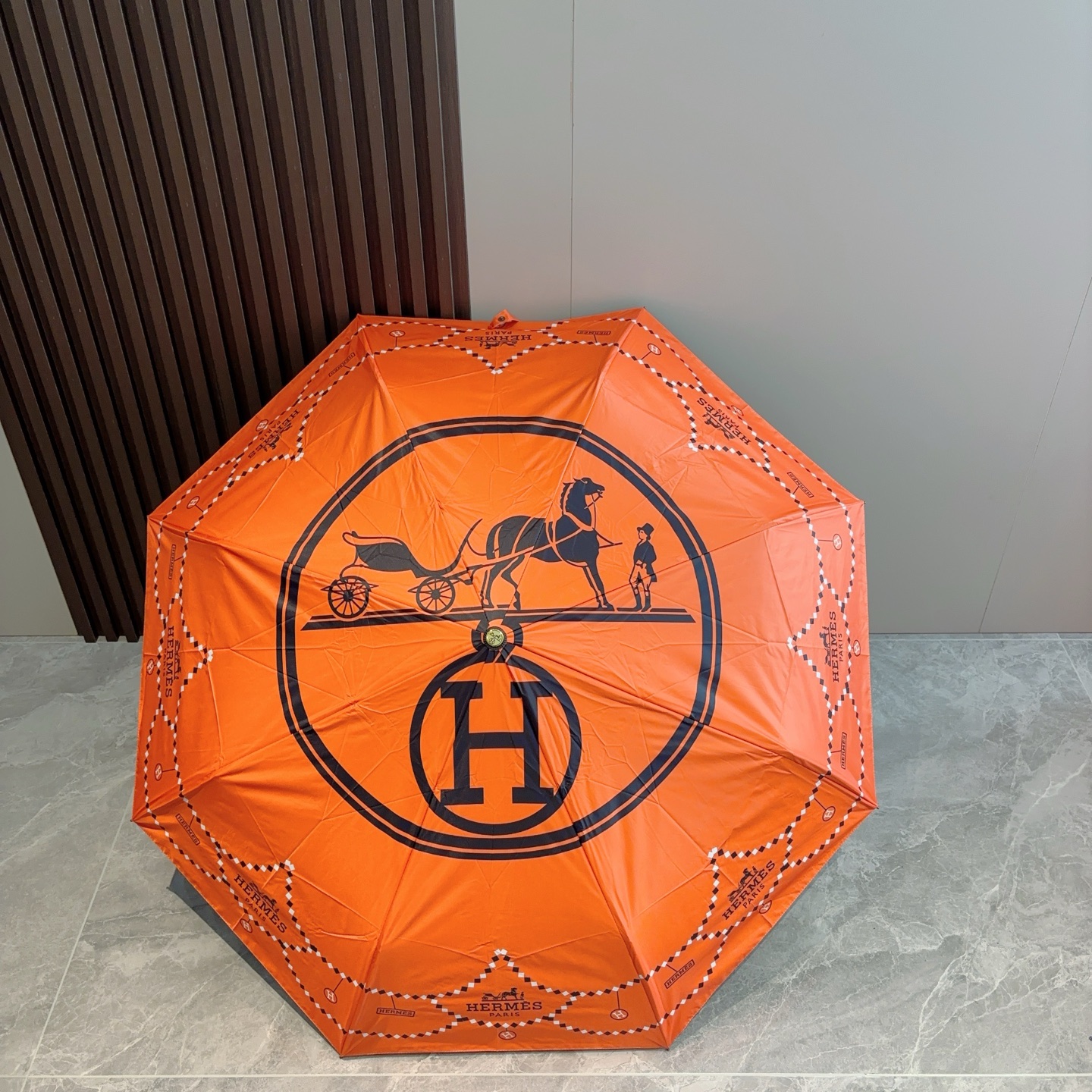     爱马仕（Hermès） 极品H家三折自动伞重磅呈现 以其精湛的工艺技术和源源不断的想像力 新涂层