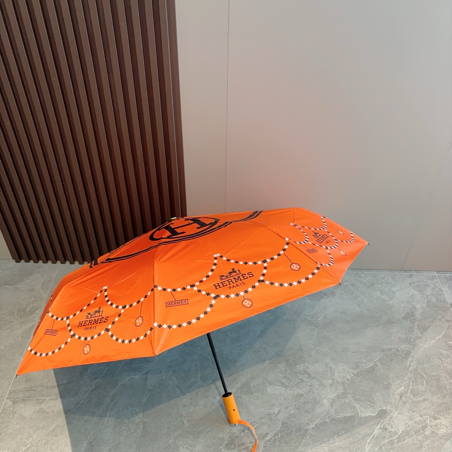    爱马仕（Hermès） 极品H家三折自动伞重磅呈现 以其精湛的工艺技术和源源不断的想像力 新涂层