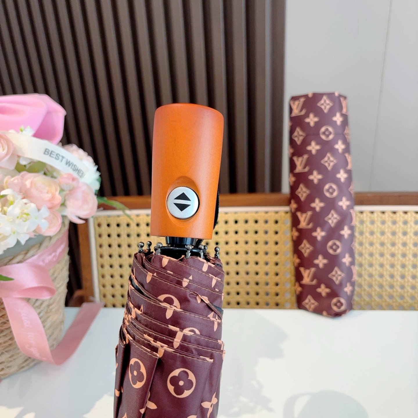  LOUIS VUITTON （路易威登）三折自动折叠晴雨伞 新涂层技术深色伞面 拥有令人惊喜的遮光效果