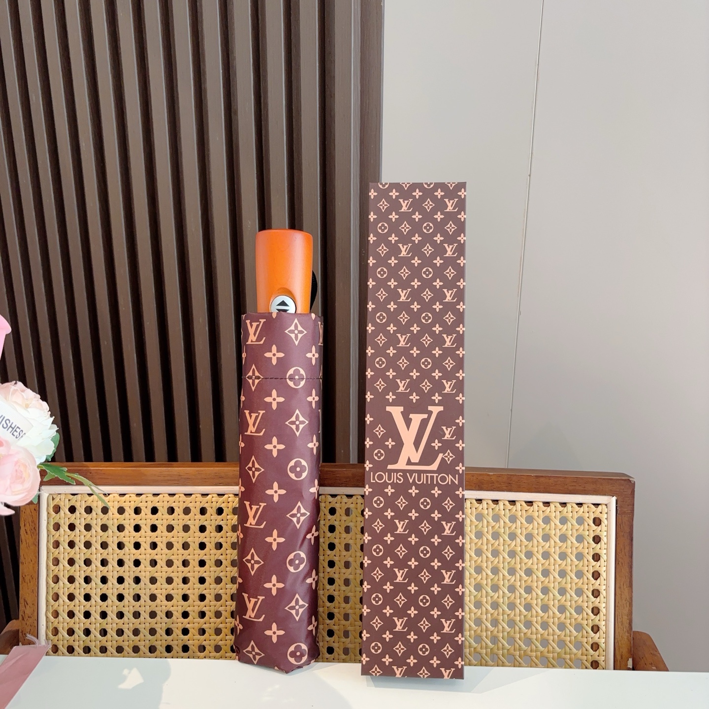  LOUIS VUITTON （路易威登）三折自动折叠晴雨伞 新涂层技术深色伞面 拥有令人惊喜的遮光效果
