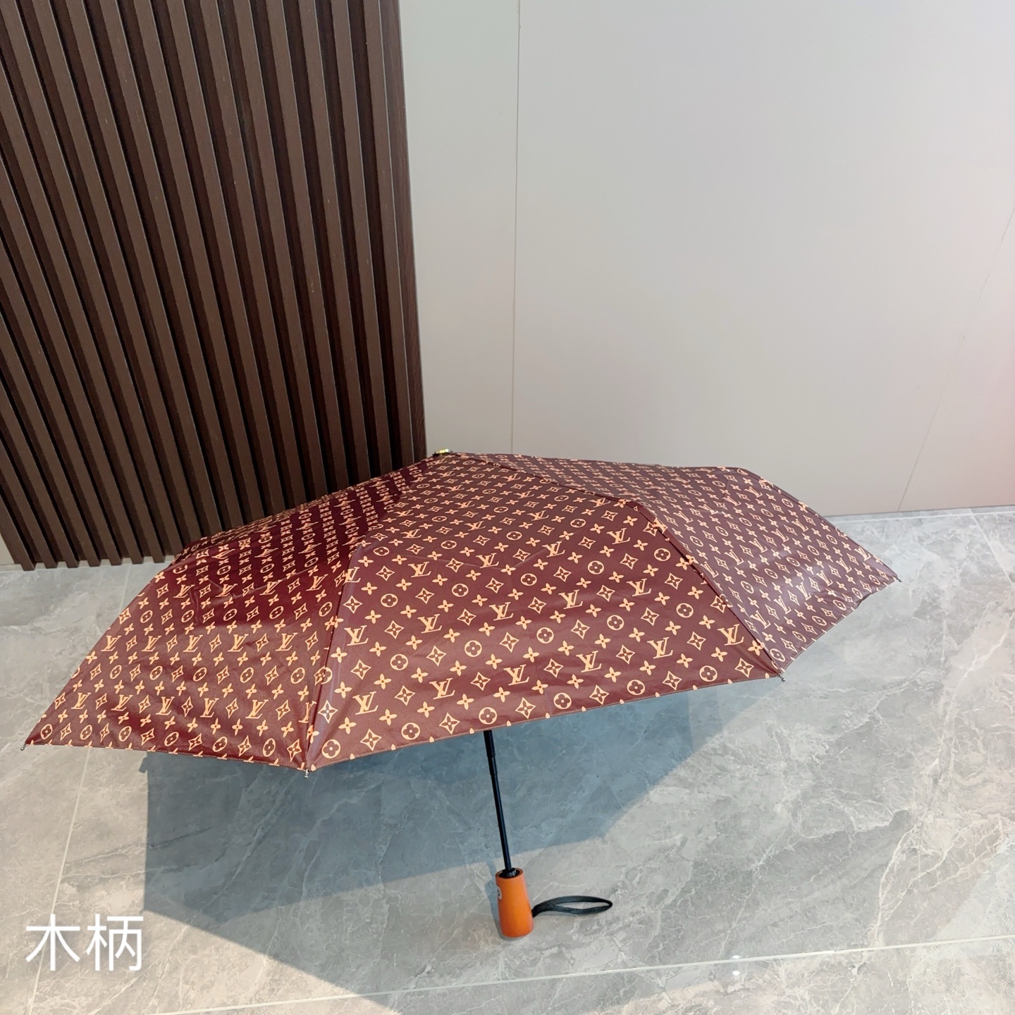  LOUIS VUITTON （路易威登）三折自动折叠晴雨伞 新涂层技术深色伞面 拥有令人惊喜的遮光效果