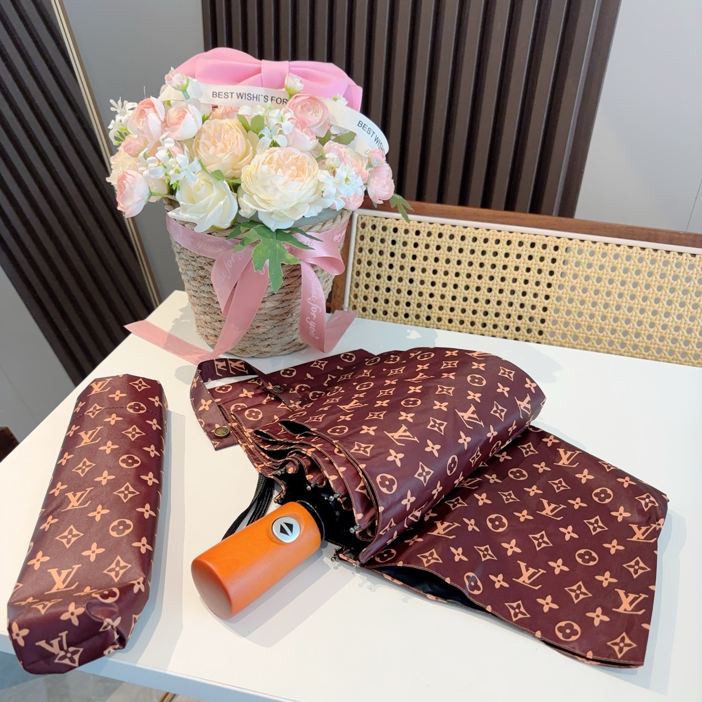  LOUIS VUITTON （路易威登）三折自动折叠晴雨伞 新涂层技术深色伞面 拥有令人惊喜的遮光效果