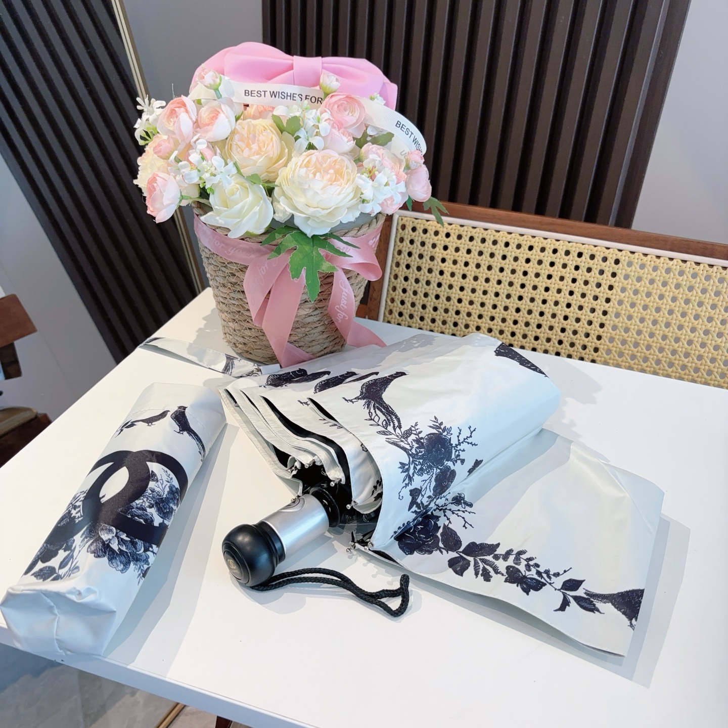  CHANEL（香奈儿）三折自动折叠晴雨伞 集合香奈儿灵魂LOGO为一体的设计风格高雅奢华 带在身上带来