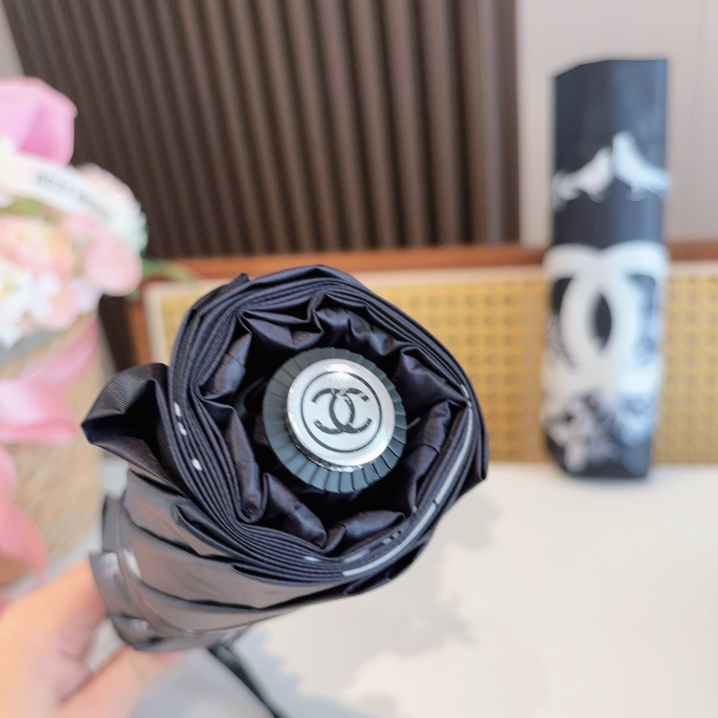  CHANEL（香奈儿）三折自动折叠晴雨伞 集合香奈儿灵魂LOGO为一体的设计风格高雅奢华 带在身上带来