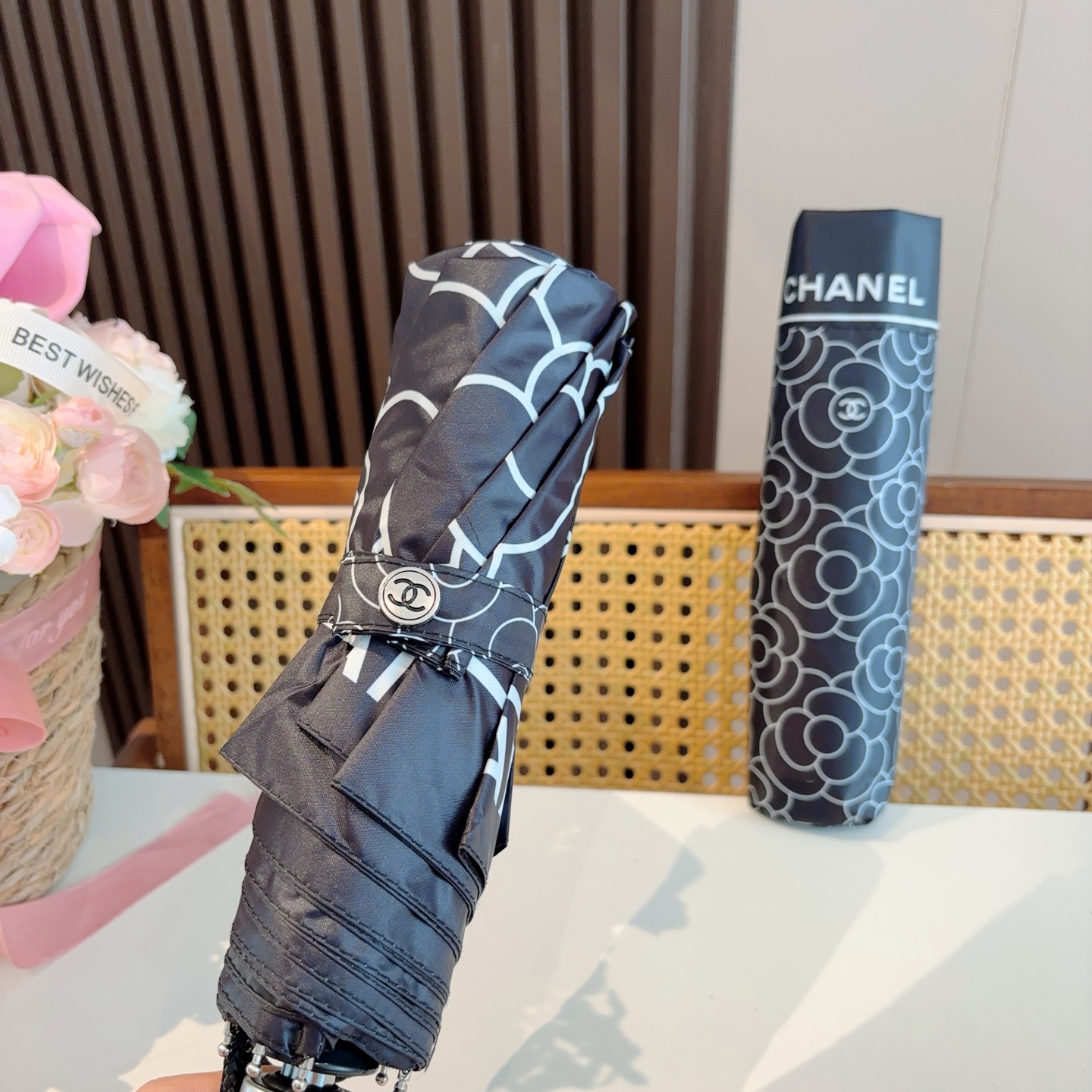  CHANEL（香奈儿）三折自动折叠晴雨伞 集合香奈儿灵魂LOGO为一体的设计风格高雅奢华 带在身上带来