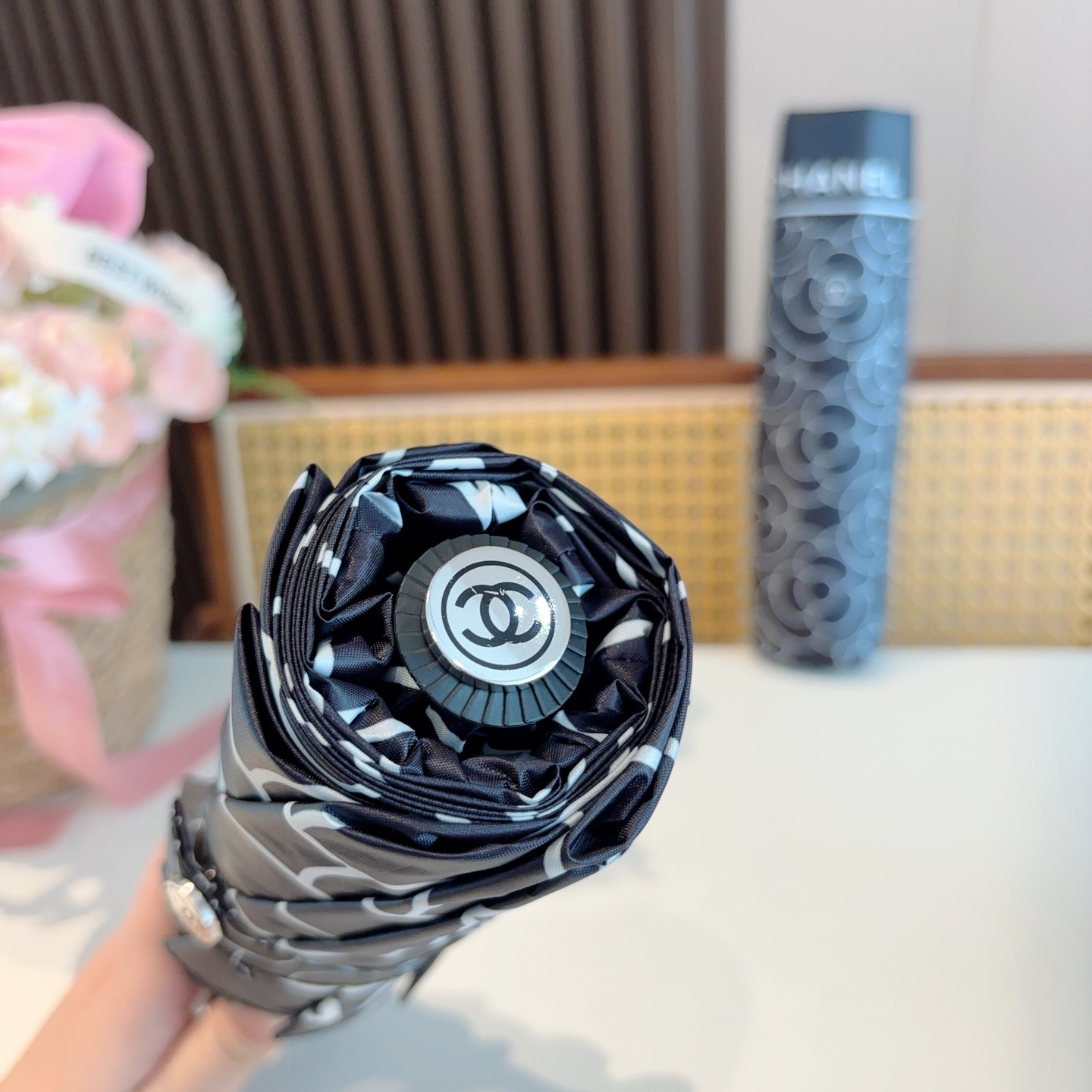  CHANEL（香奈儿）三折自动折叠晴雨伞 集合香奈儿灵魂LOGO为一体的设计风格高雅奢华 带在身上带来