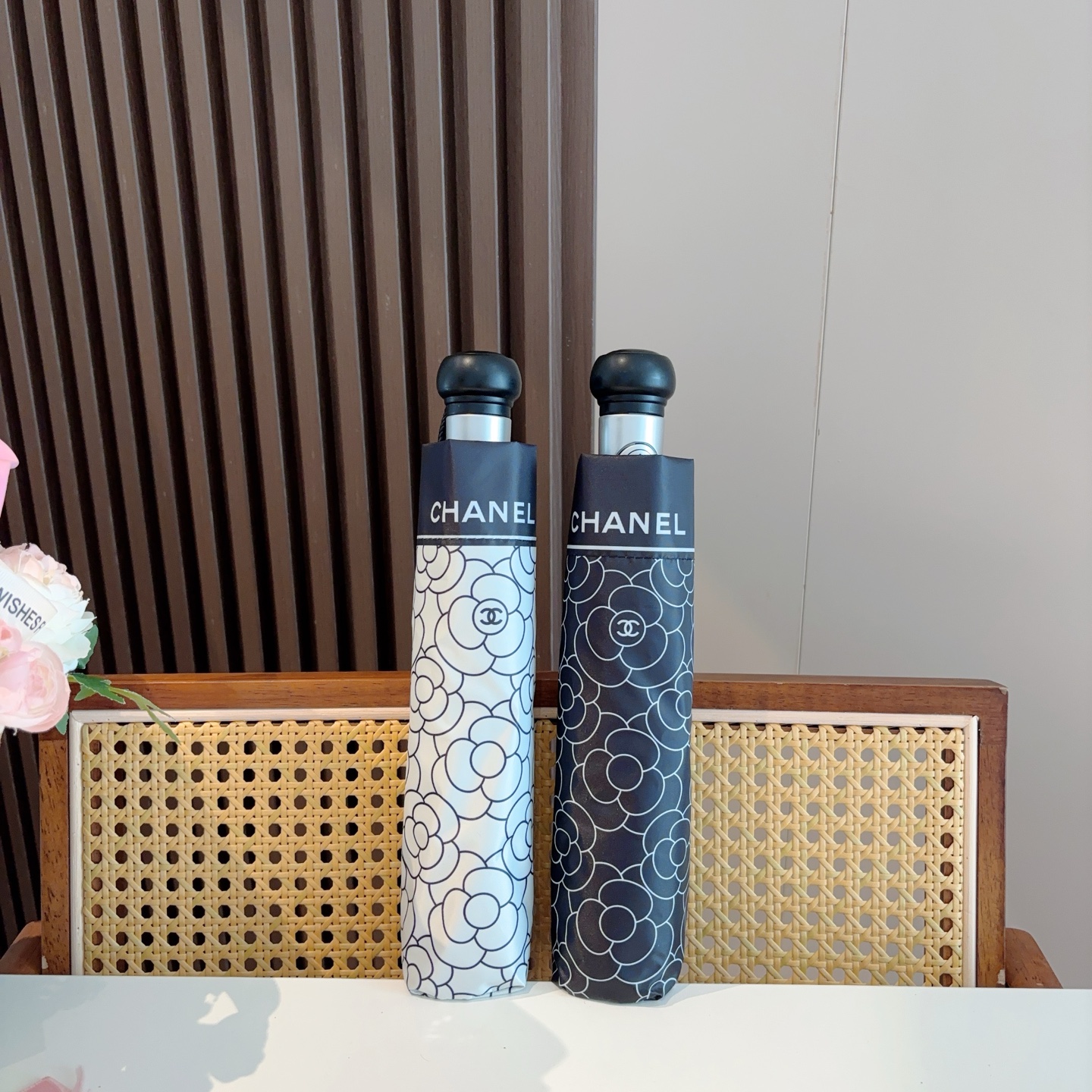  CHANEL（香奈儿）三折自动折叠晴雨伞 集合香奈儿灵魂LOGO为一体的设计风格高雅奢华 带在身上带来