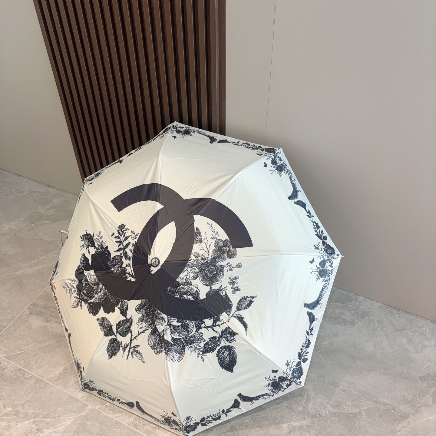  CHANEL（香奈儿）三折自动折叠晴雨伞 集合香奈儿灵魂LOGO为一体的设计风格高雅奢华 带在身上带来