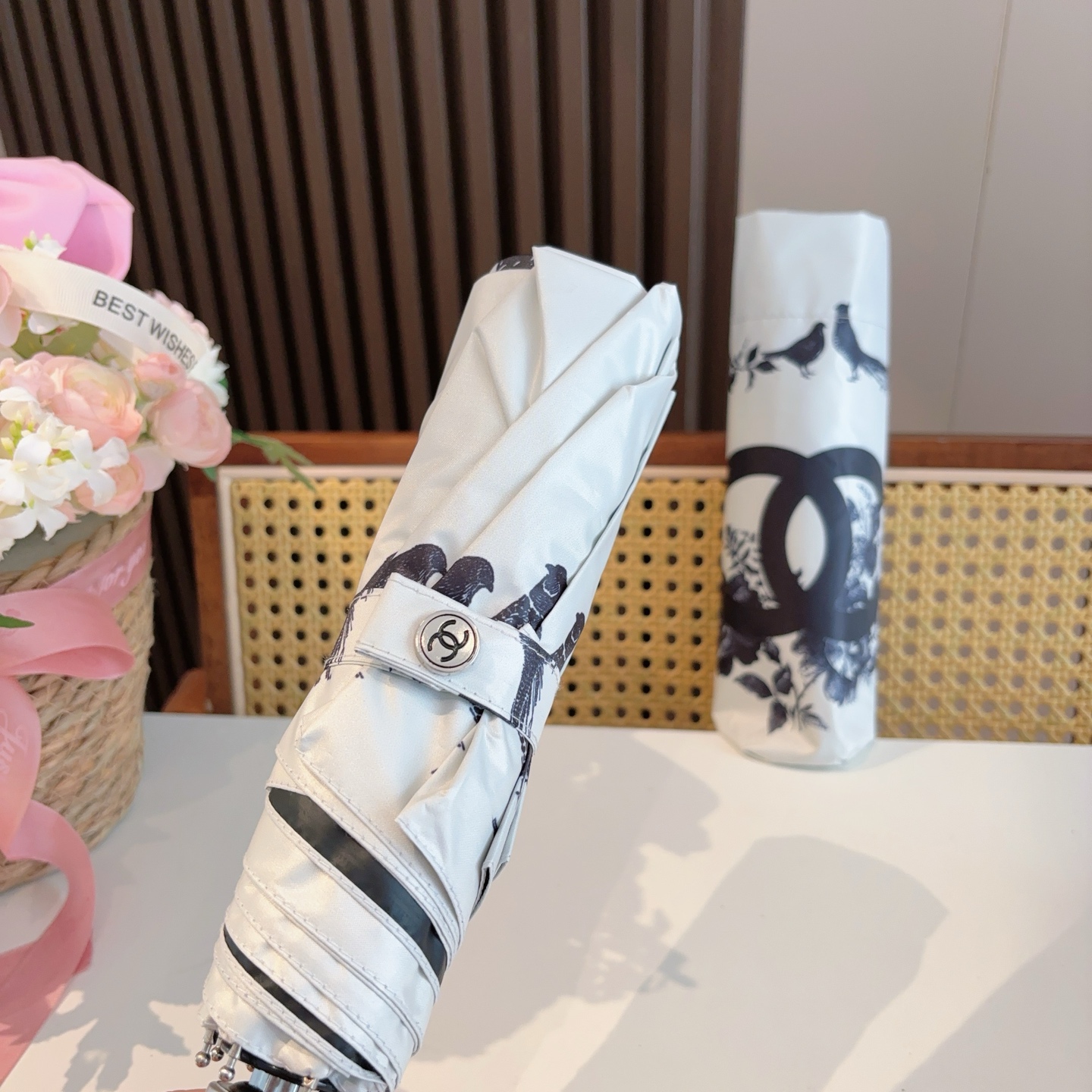  CHANEL（香奈儿）三折自动折叠晴雨伞 集合香奈儿灵魂LOGO为一体的设计风格高雅奢华 带在身上带来
