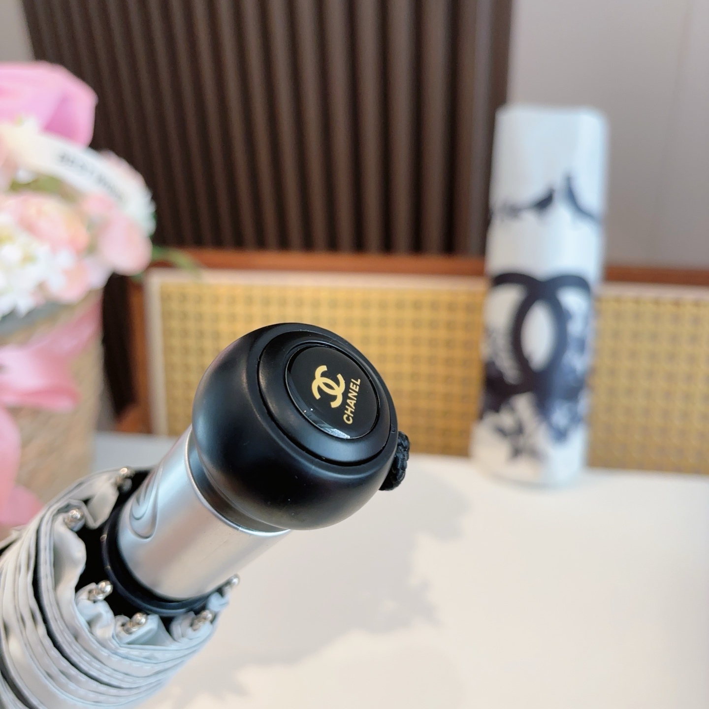  CHANEL（香奈儿）三折自动折叠晴雨伞 集合香奈儿灵魂LOGO为一体的设计风格高雅奢华 带在身上带来
