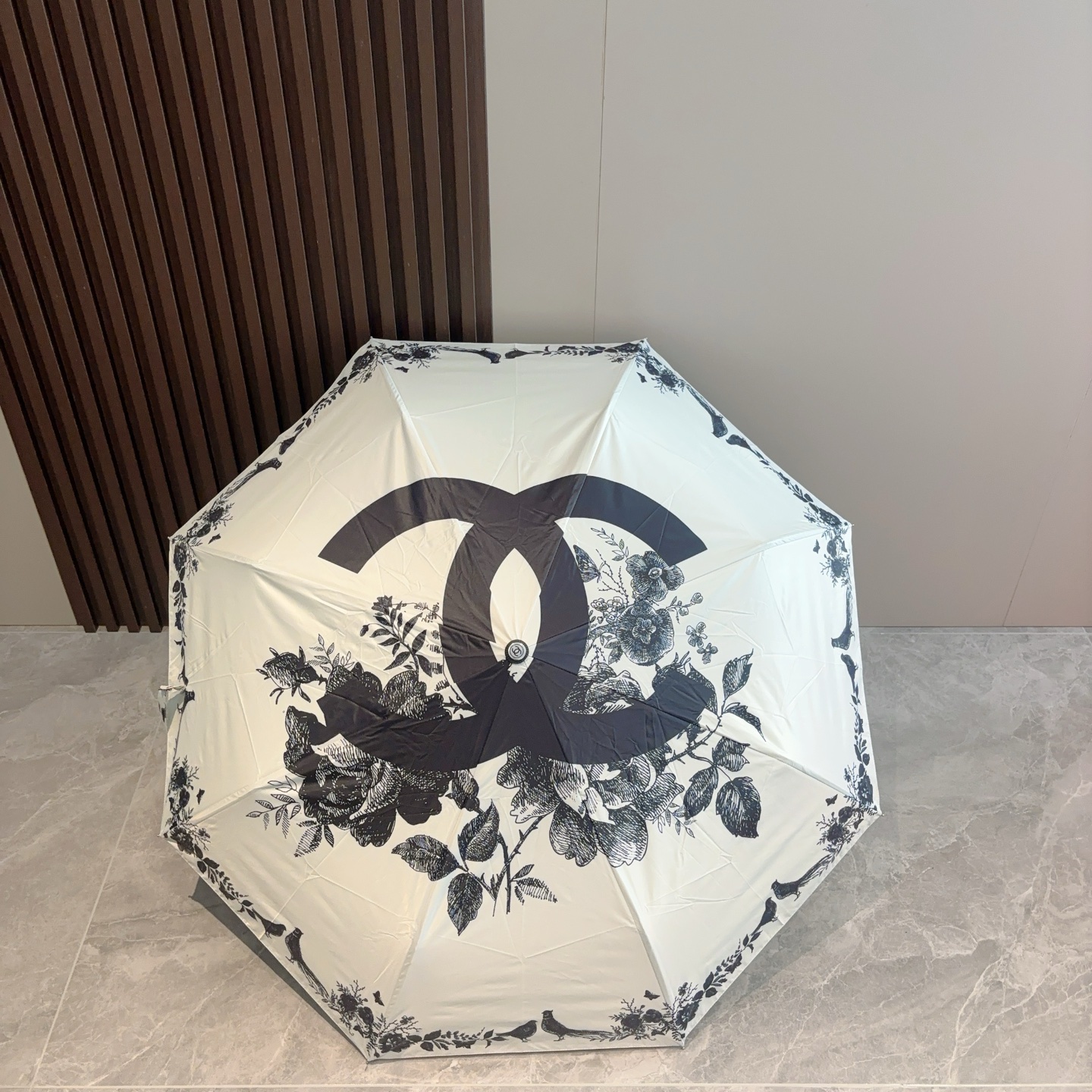  CHANEL（香奈儿）三折自动折叠晴雨伞 集合香奈儿灵魂LOGO为一体的设计风格高雅奢华 带在身上带来