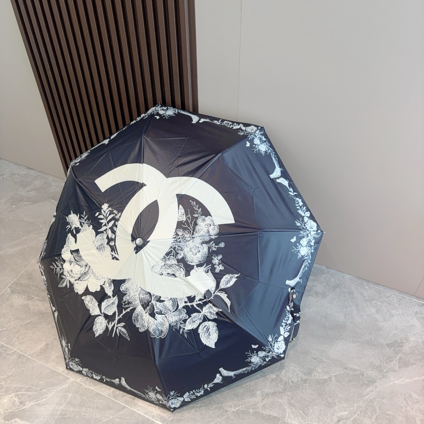  CHANEL（香奈儿）三折自动折叠晴雨伞 集合香奈儿灵魂LOGO为一体的设计风格高雅奢华 带在身上带来