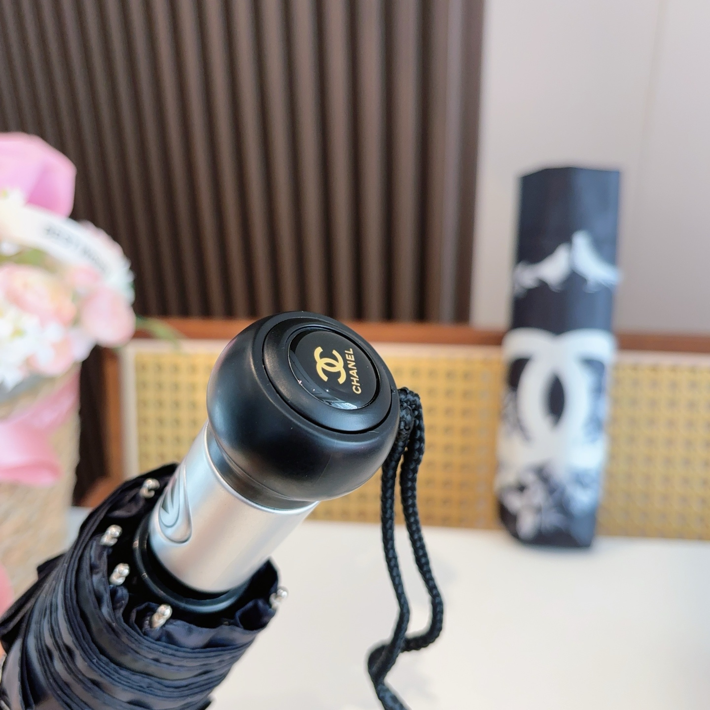  CHANEL（香奈儿）三折自动折叠晴雨伞 集合香奈儿灵魂LOGO为一体的设计风格高雅奢华 带在身上带来
