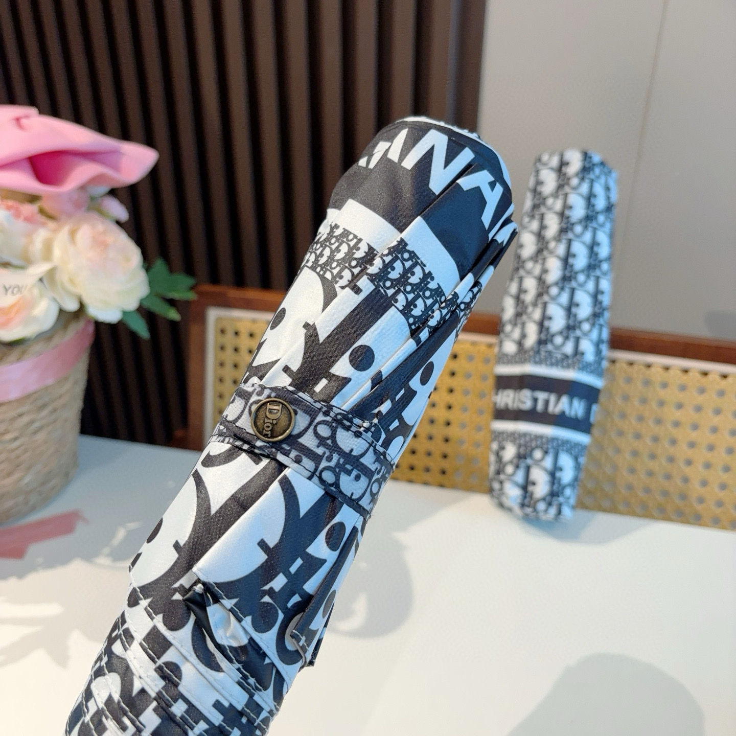  DIOR（迪奥）经典cd印花三折自动折叠晴雨伞  时尚原单代工品质 细节精致 看得见的品质 打破一成不