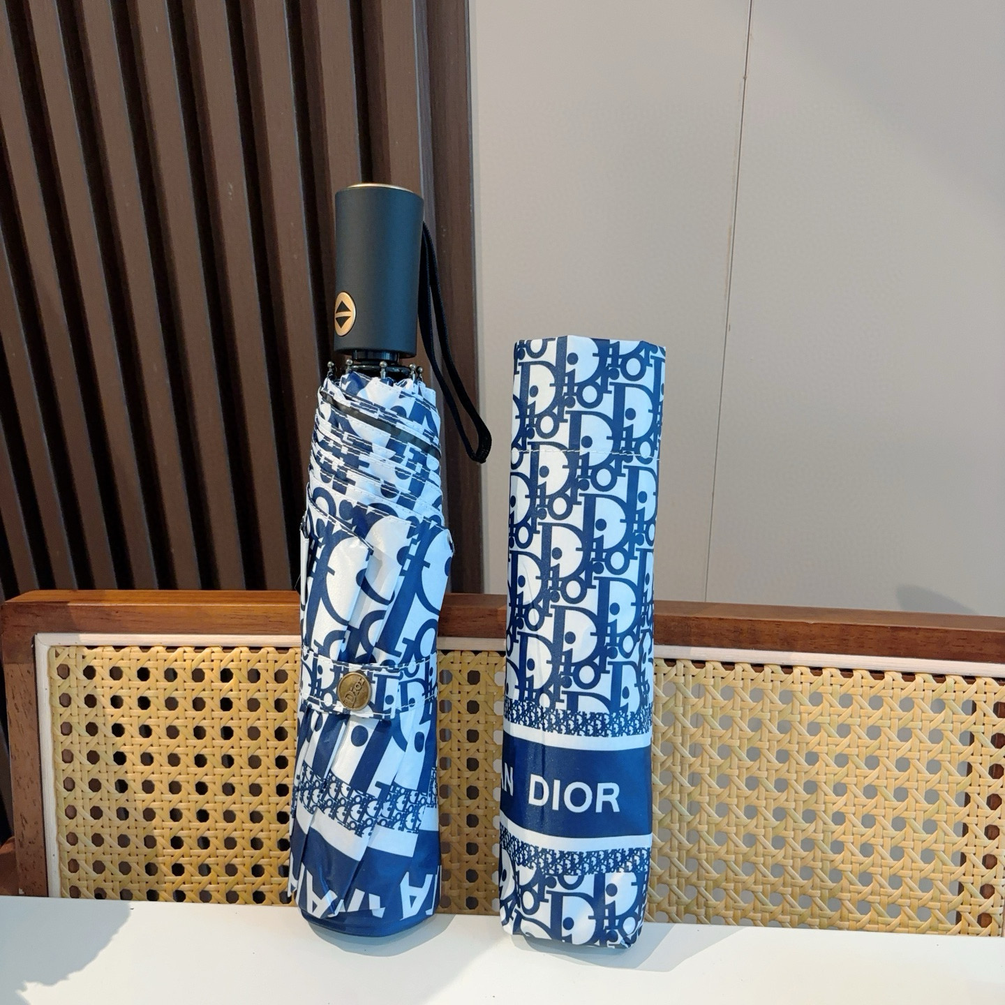  DIOR（迪奥）经典cd印花三折自动折叠晴雨伞  时尚原单代工品质 细节精致 看得见的品质 打破一成不