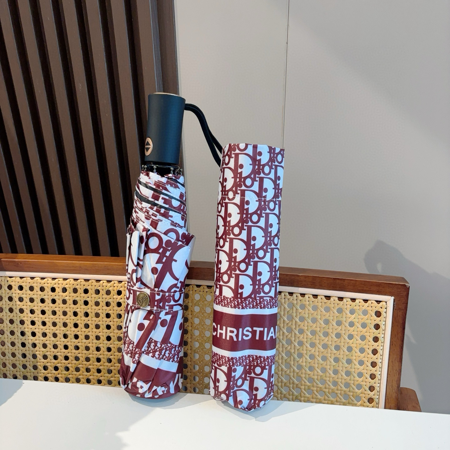  DIOR（迪奥）经典cd印花三折自动折叠晴雨伞  时尚原单代工品质 细节精致 看得见的品质 打破一成不